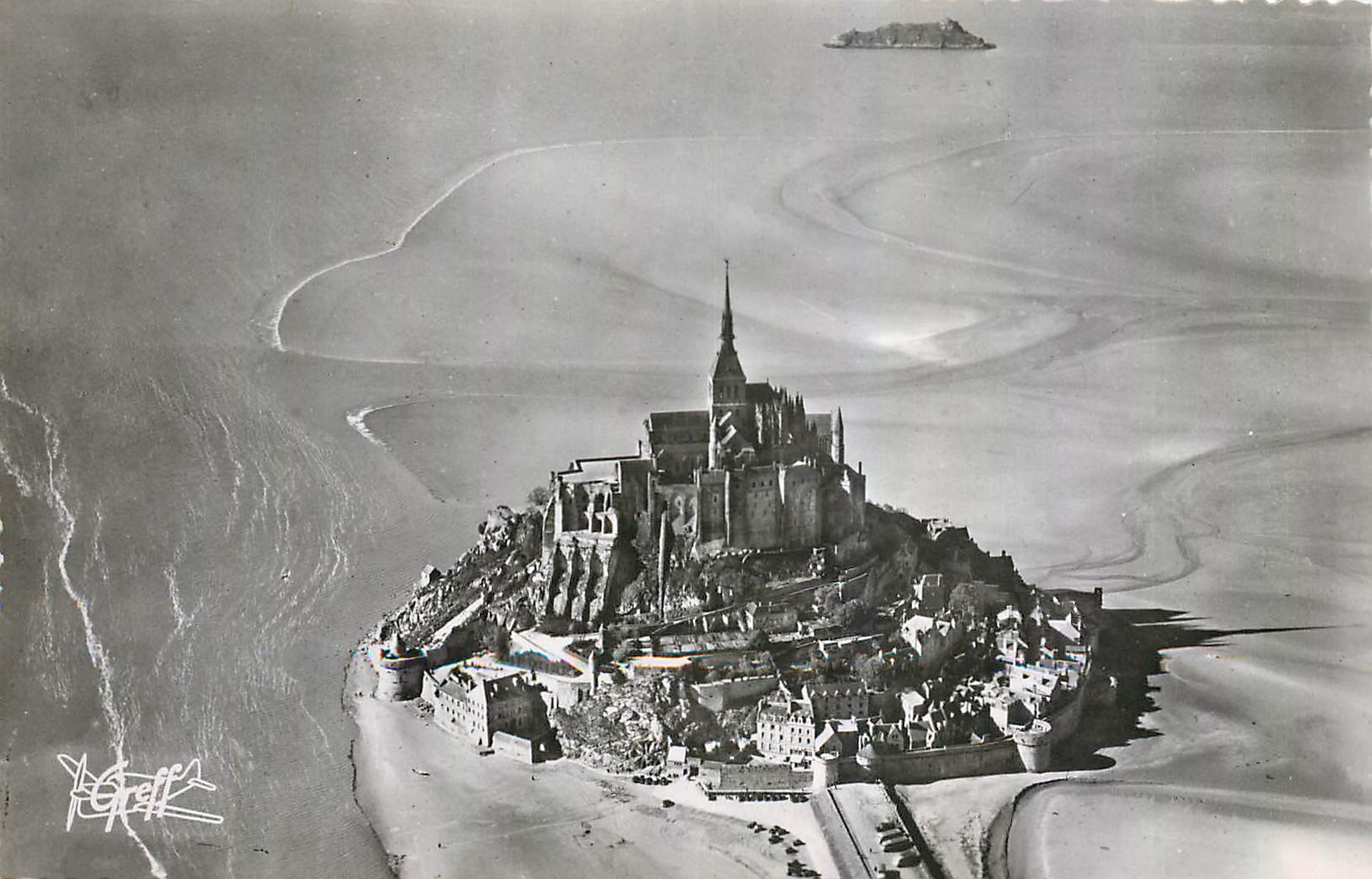 CPM Mont Saint Michel Manche Vue aerienne Le Mont et l'Ile de Tombelaine 