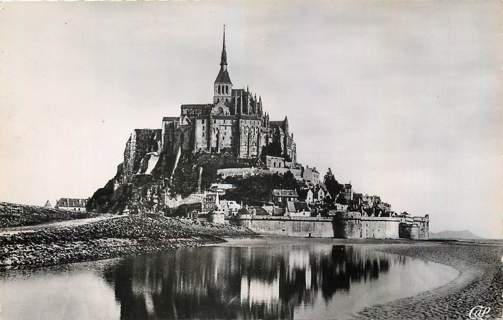 CPM Le Mont St Michel Cote Sud Vue prise a l'Est de la Digue 
