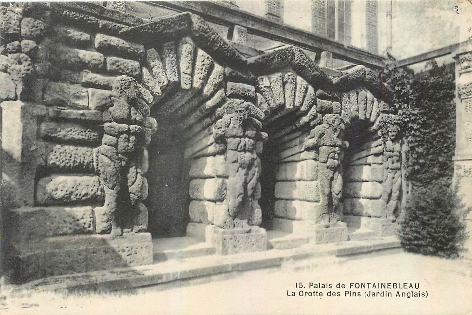 Palazzo di FONTAINEBLEAU — La Grotta dei Pini (Giardino Inglese) — serie 15
