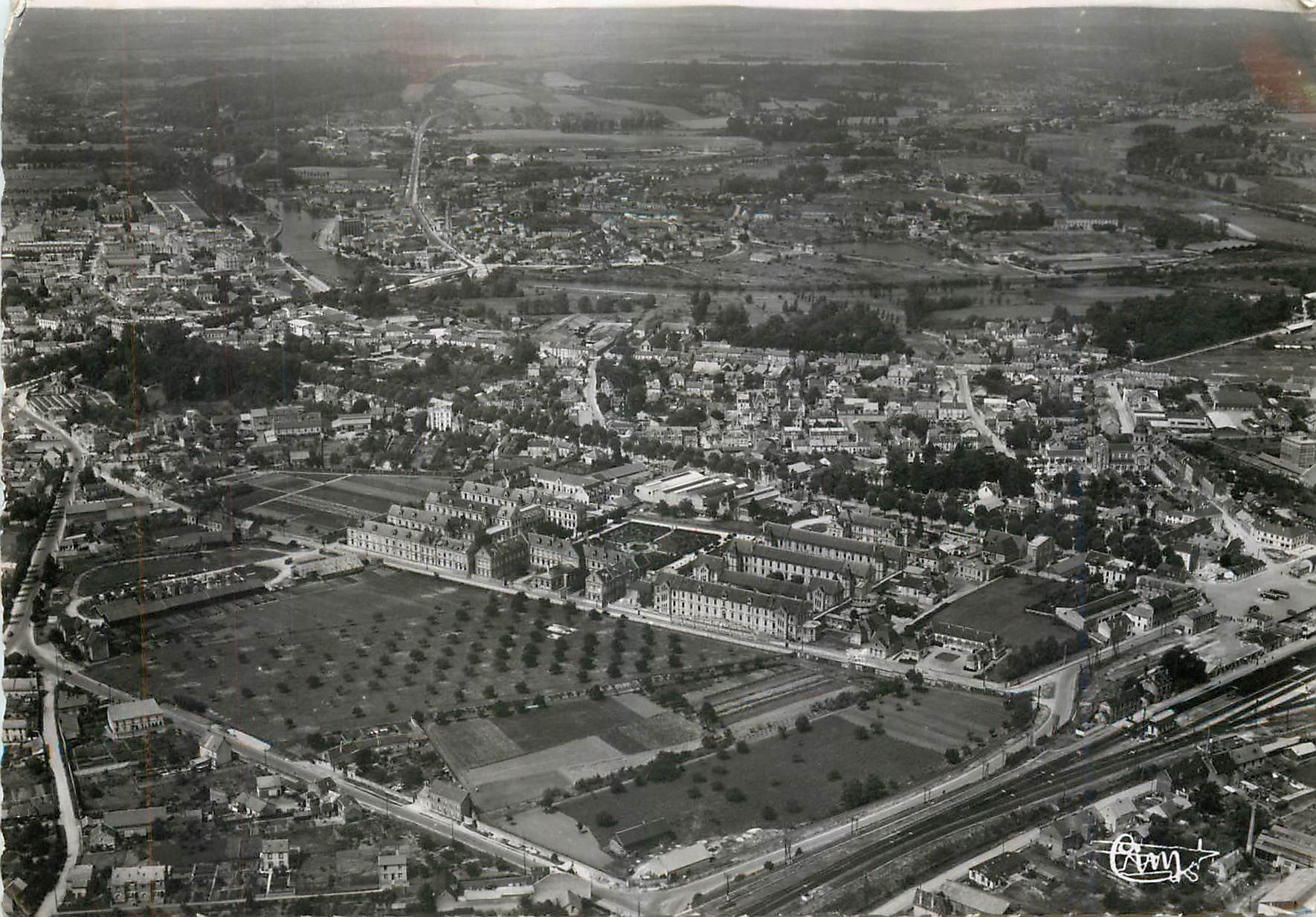 Soissons (Aisne) — Vue aérienne — La Gare et l'Hôpital — Éditions Interfa