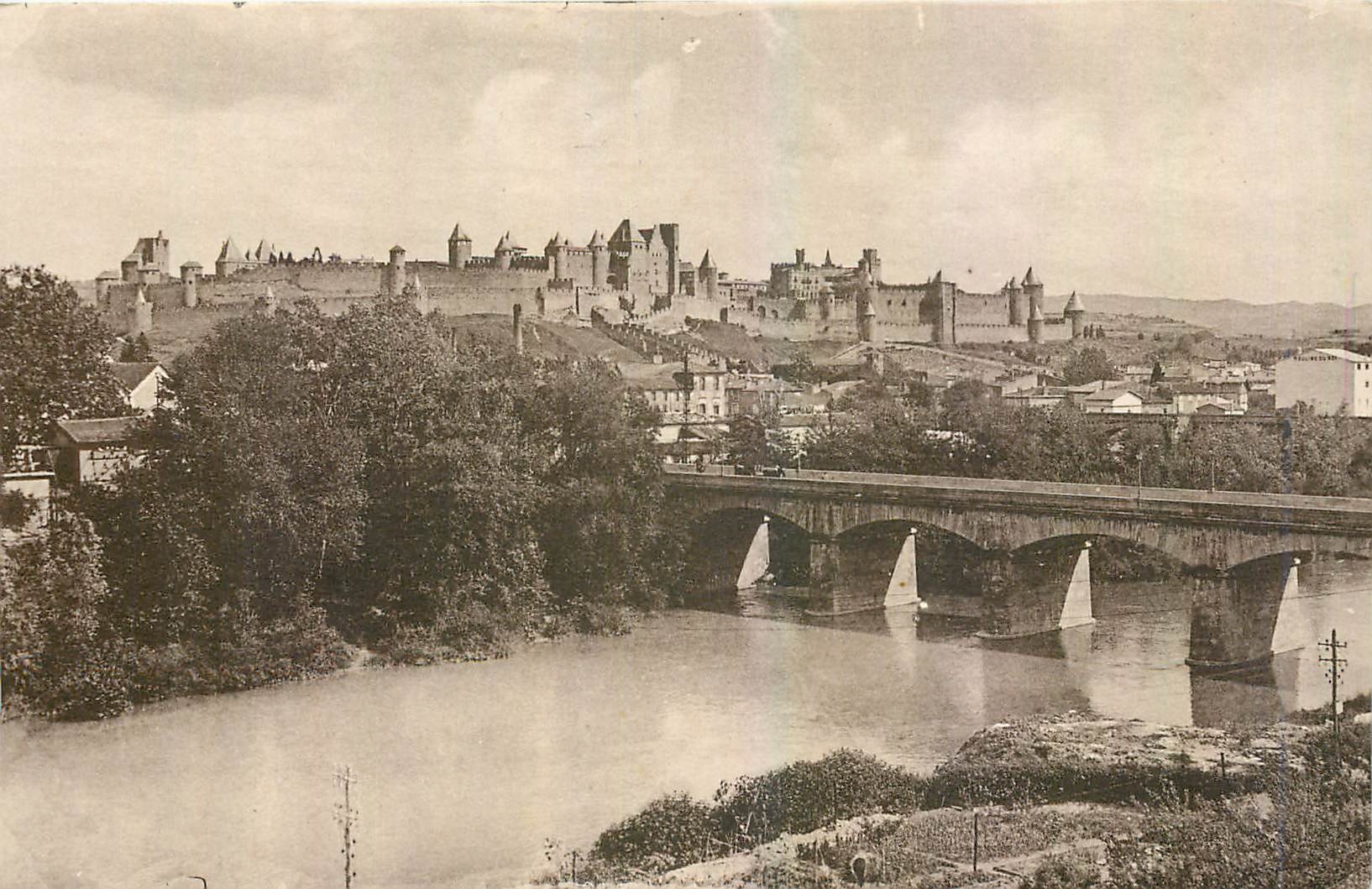 CPA Cite de Carcassonne Aude L'Aude La Cite et les deux Ponts 