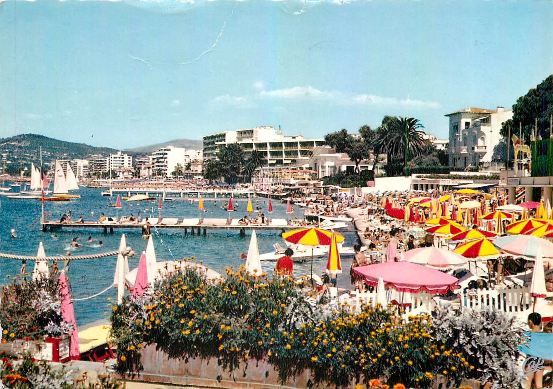 CPM Juan les Pins Joie de vivre et jeux de plage au soleil d'ete 