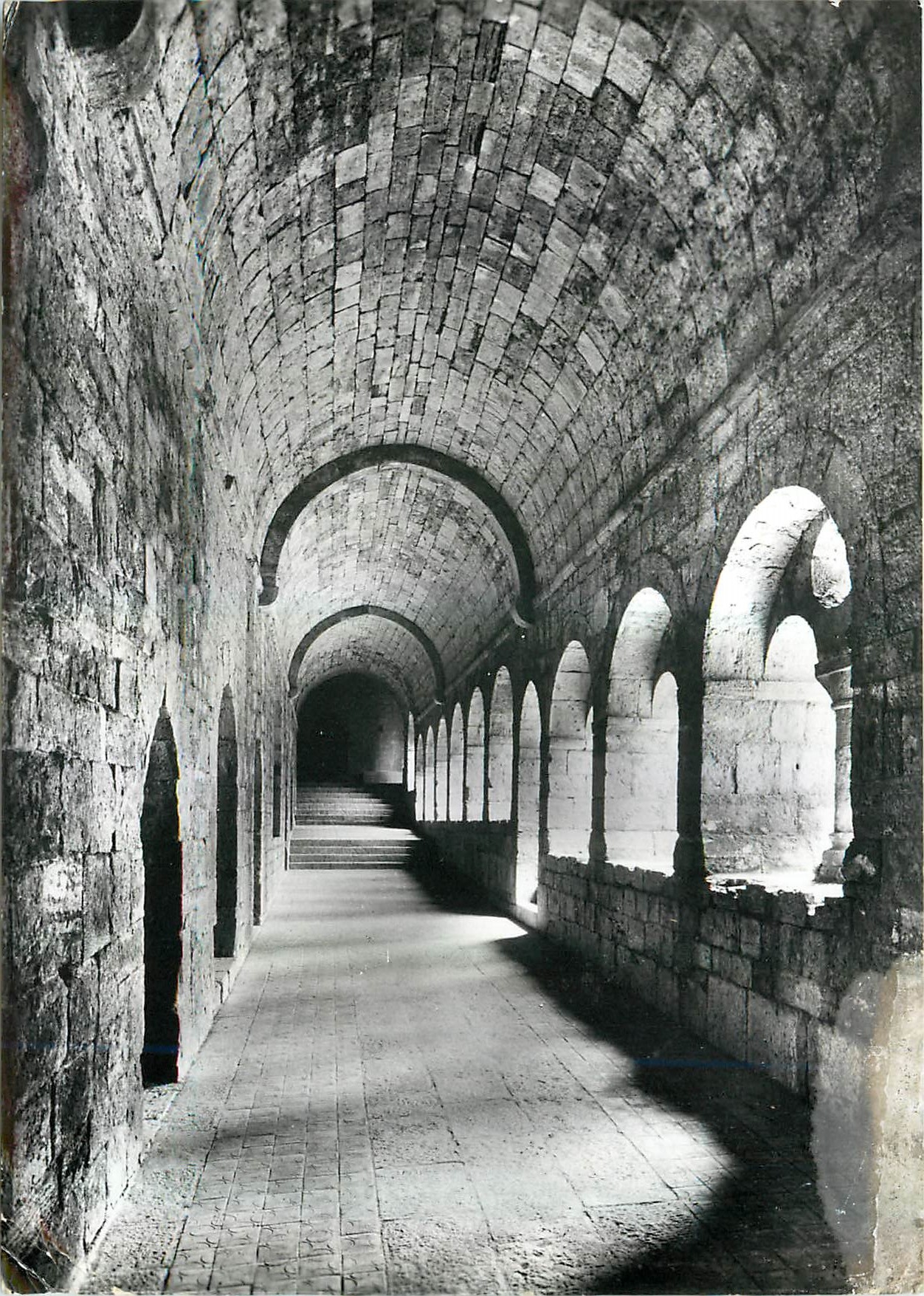 CPM Le Thoronet L'Abbaye Galerie Est du Cloitre 