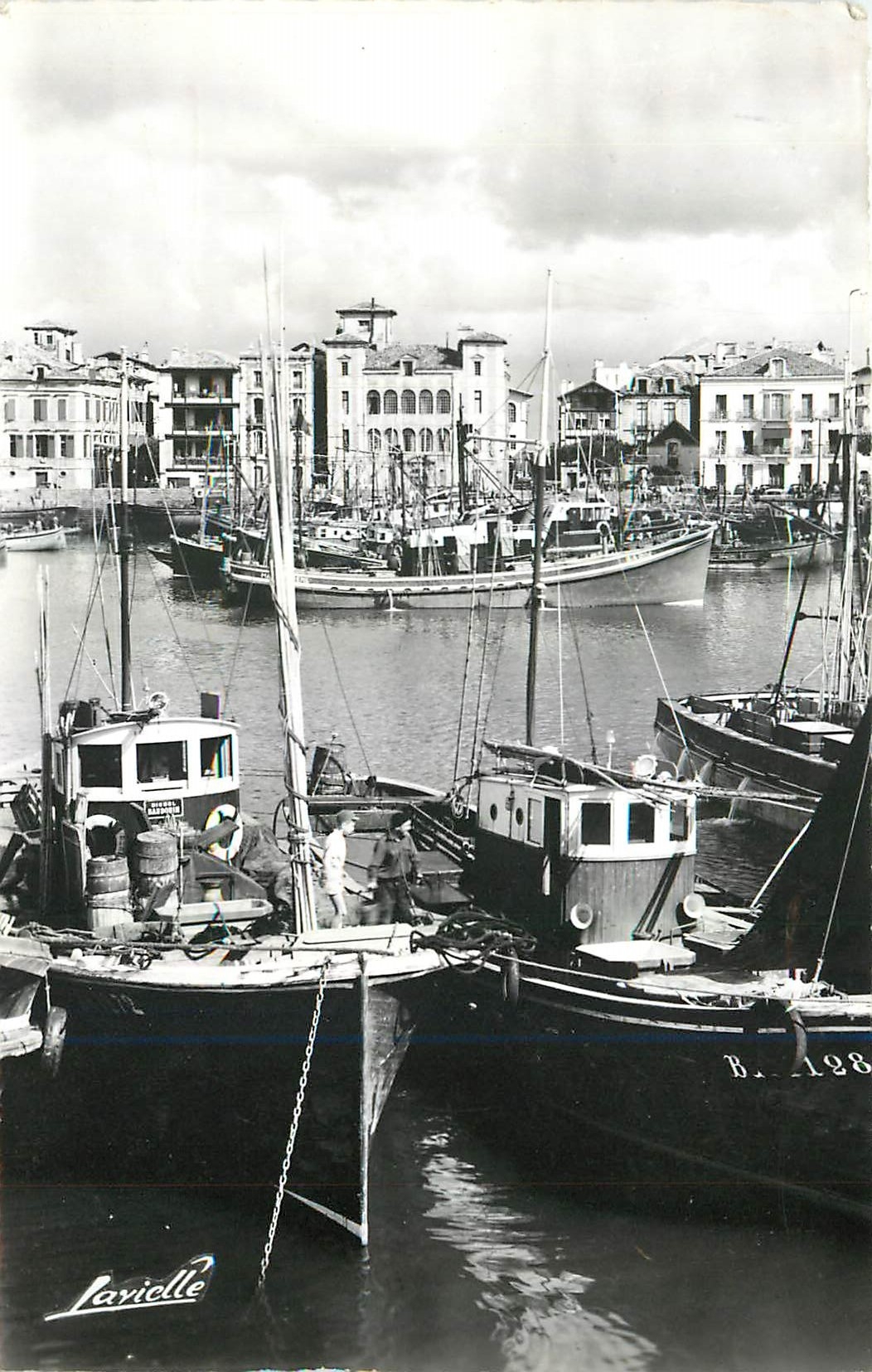 Port de Saint-Jean-de-Luz — vue du port avec bateaux — éditeur Larielle, n° 198