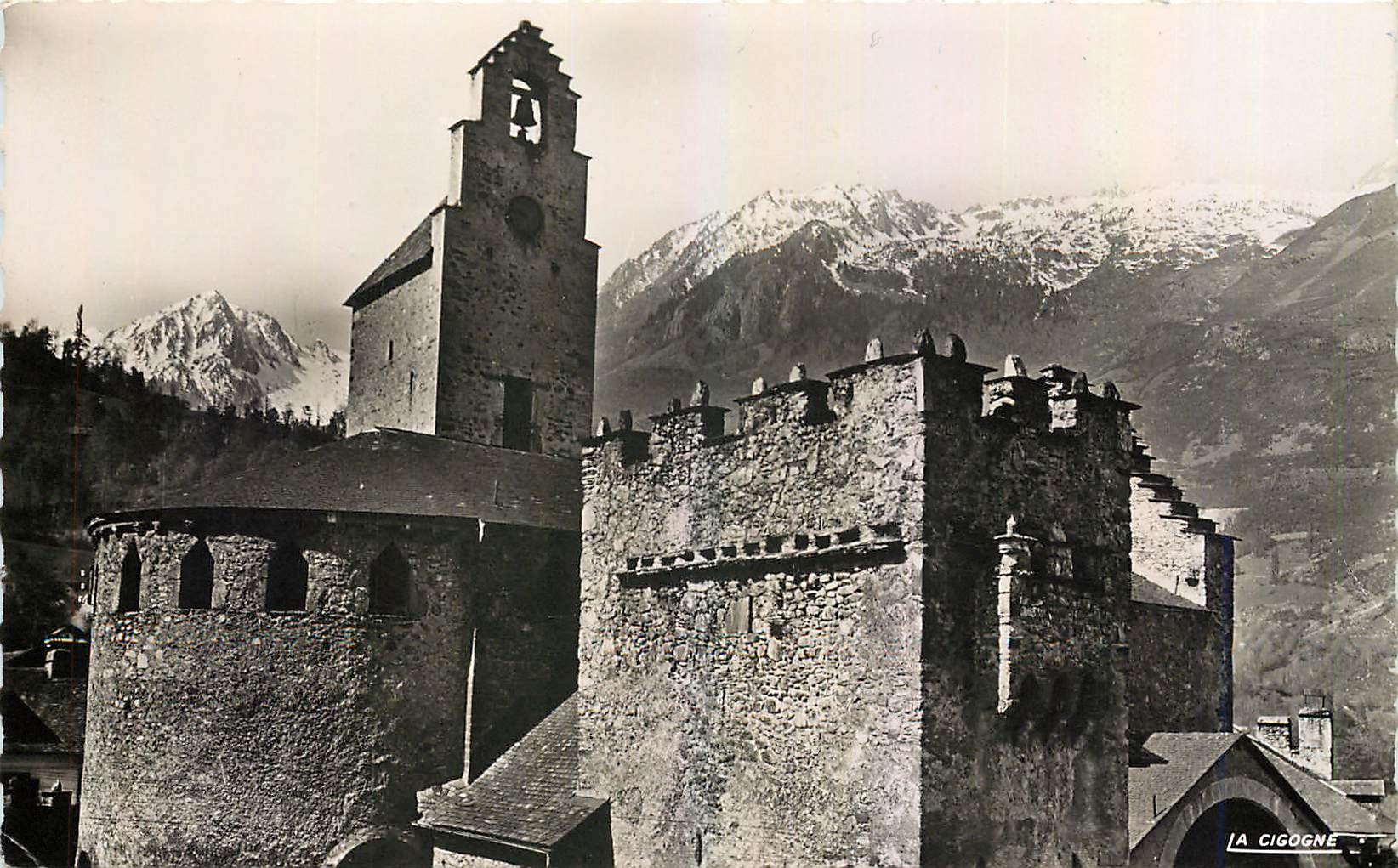 Église de Luz-Saint-Sauveur — vue panoramique avec montagnes enneigées — Éditions La Cigogne