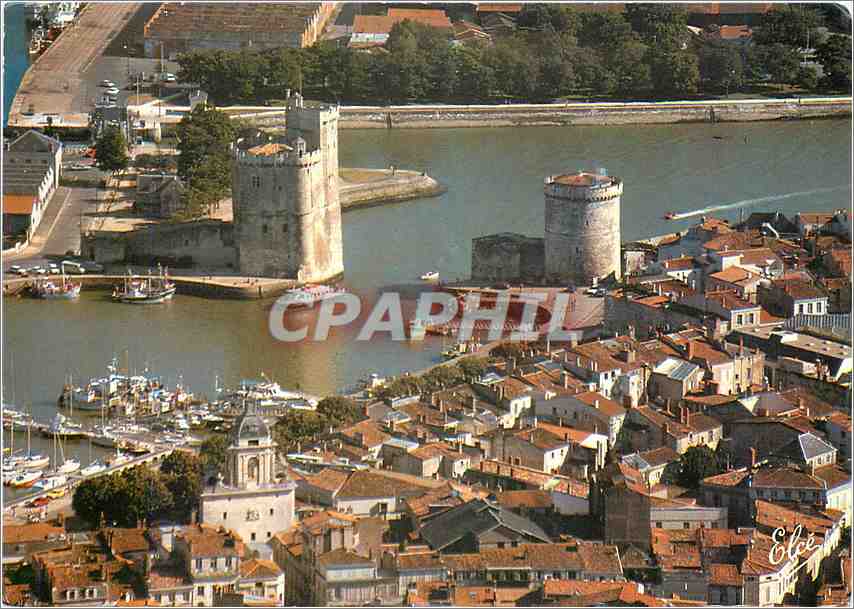 CPM La Rochelle Ville historique L'Entree du Port avec la Tour St Nicolas 