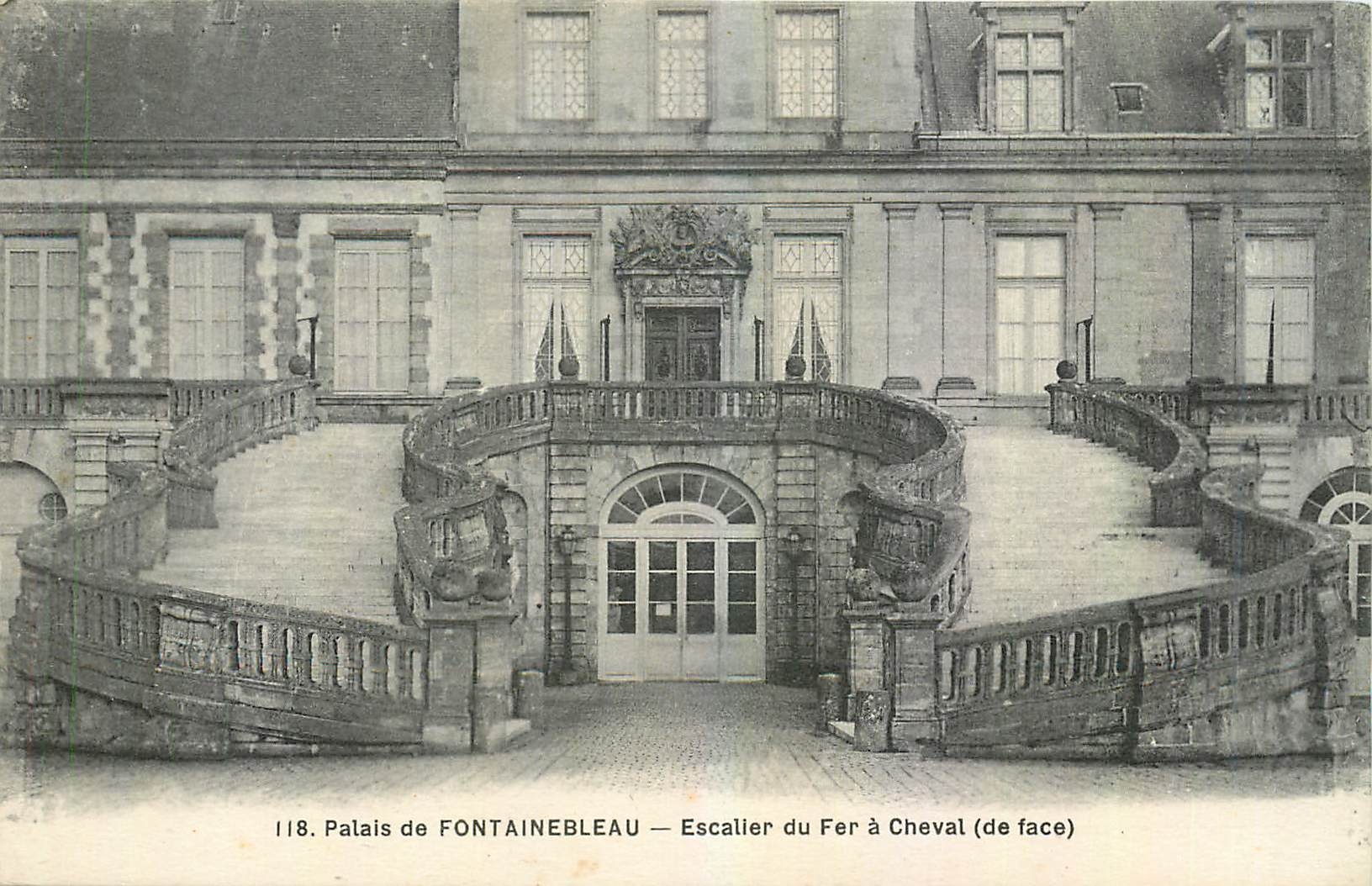 Palais de FONTAINEBLEAU — Escalier du Fer à Cheval (de face)