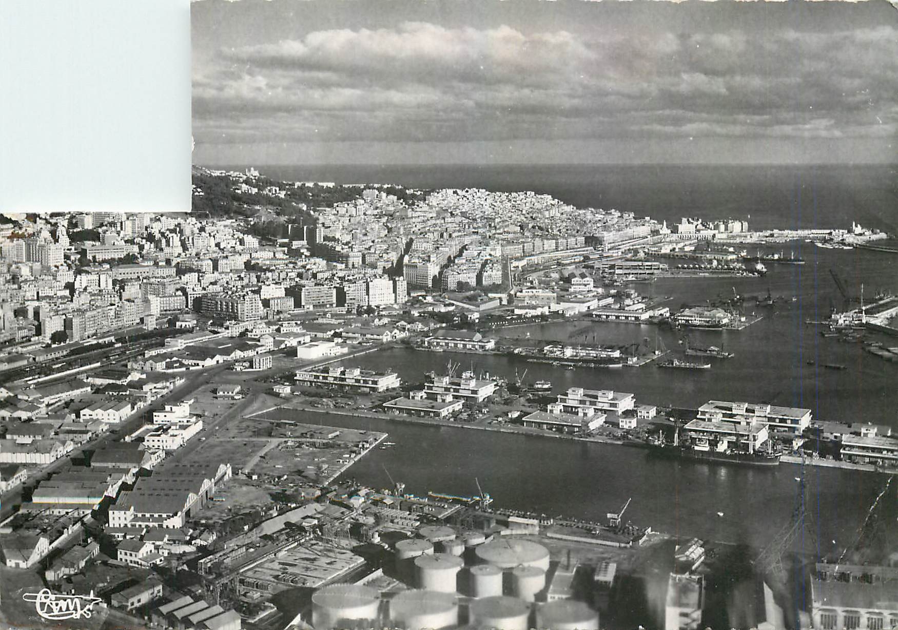 CPM Alger Vue aerienne sur le Port a droite la Casbah 