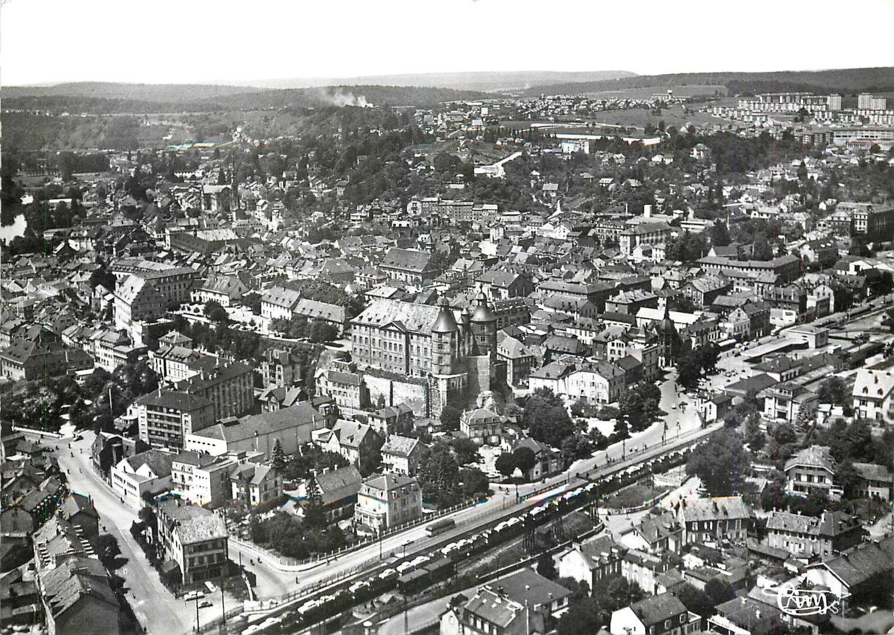 CPM Montbeliard Doubs Le Chateau I'Ecole des Douanes Vue aerienne 