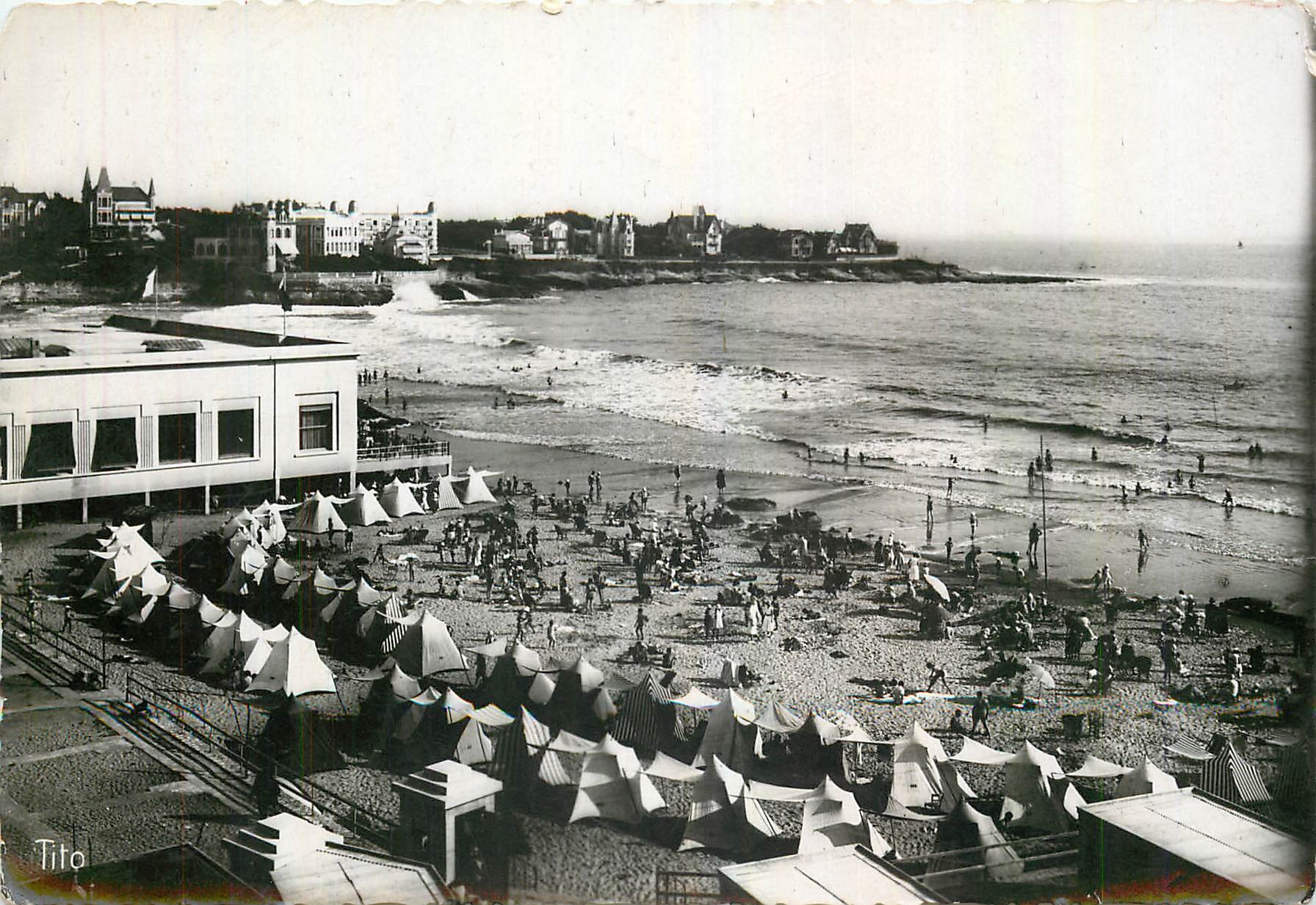 Royan - Fontaine Lac — Vue Générale de la Plage. La Pointe Sud — Édition B. Berjaud, 6e Cours de la Place, Bordeaux