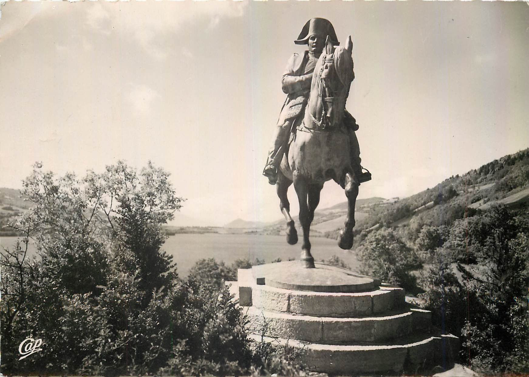 CPM Laffrey Statue de Napoleon (par Fremiet) et le Lac