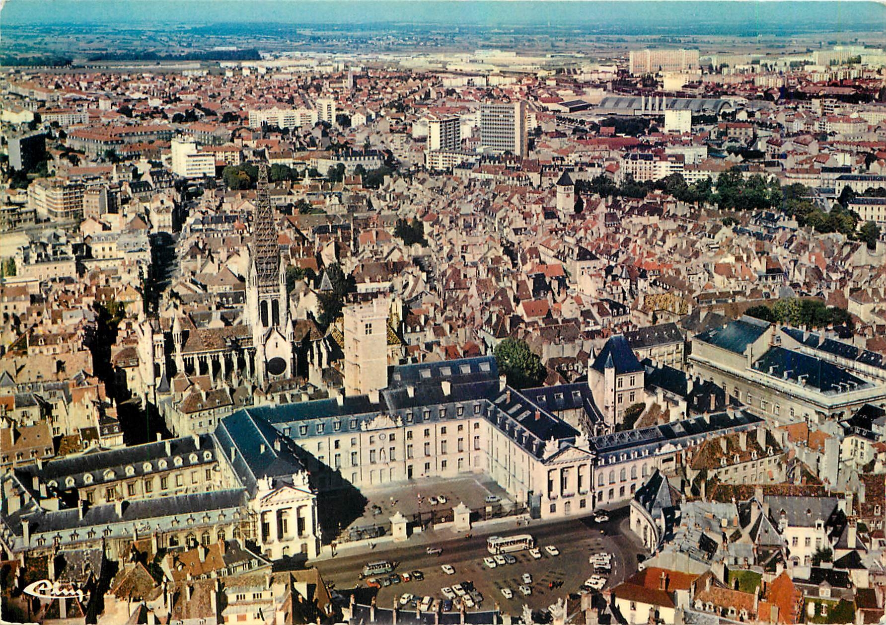 CPM Dijon (Cote d'Or) vue aerienne Hotel de ville (Palais des Ducs) place de la liberation Eglise No