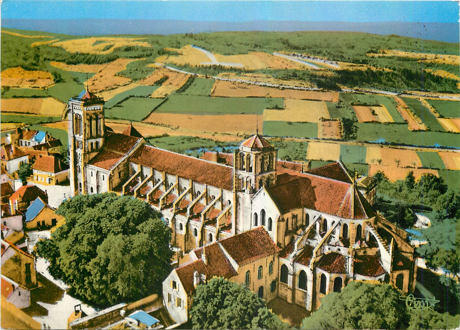 CPM Vezelay vue aerienne de la basilique