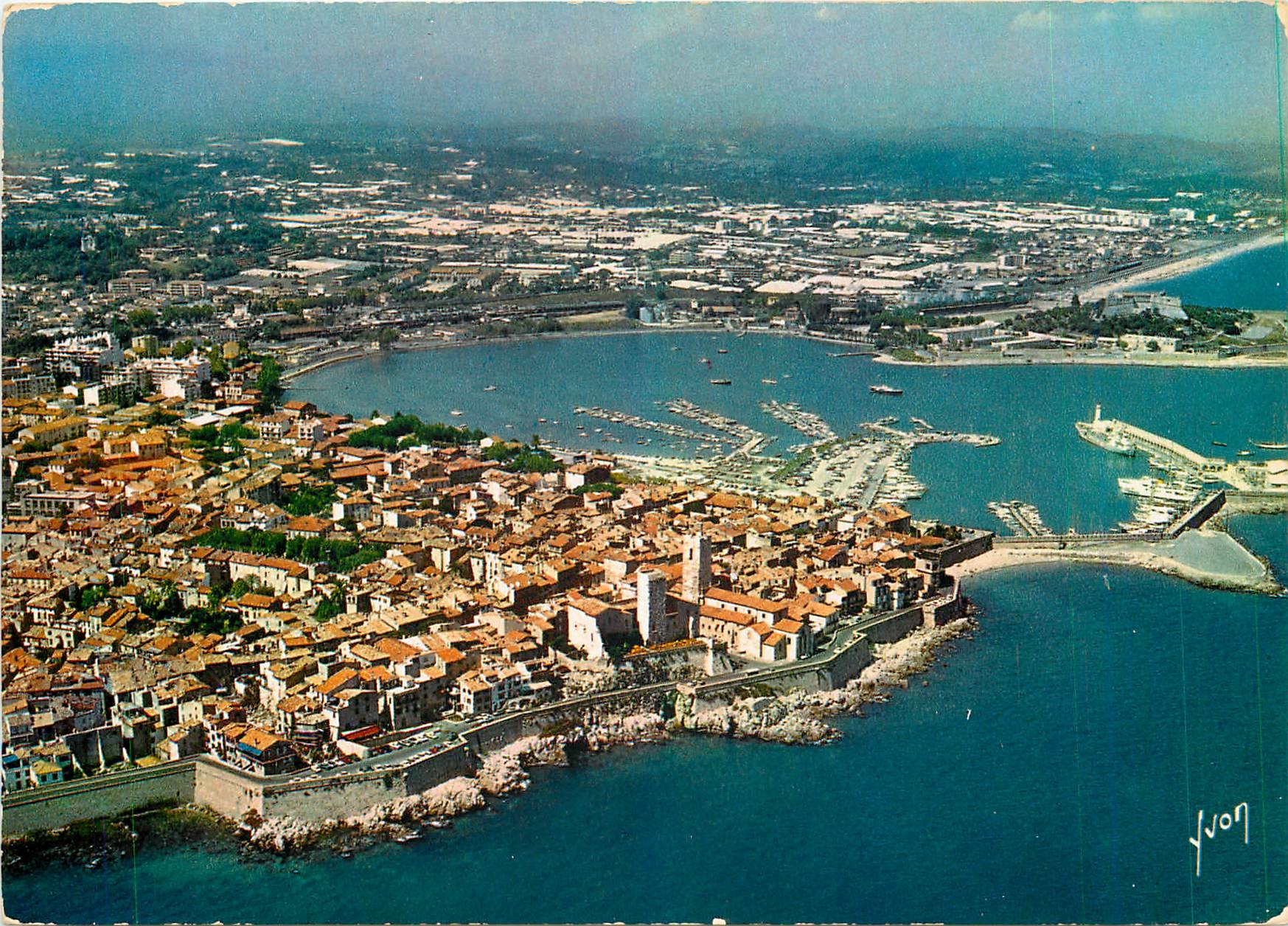 CPM Antibes ( A M) Vue generale sur la vieille ville