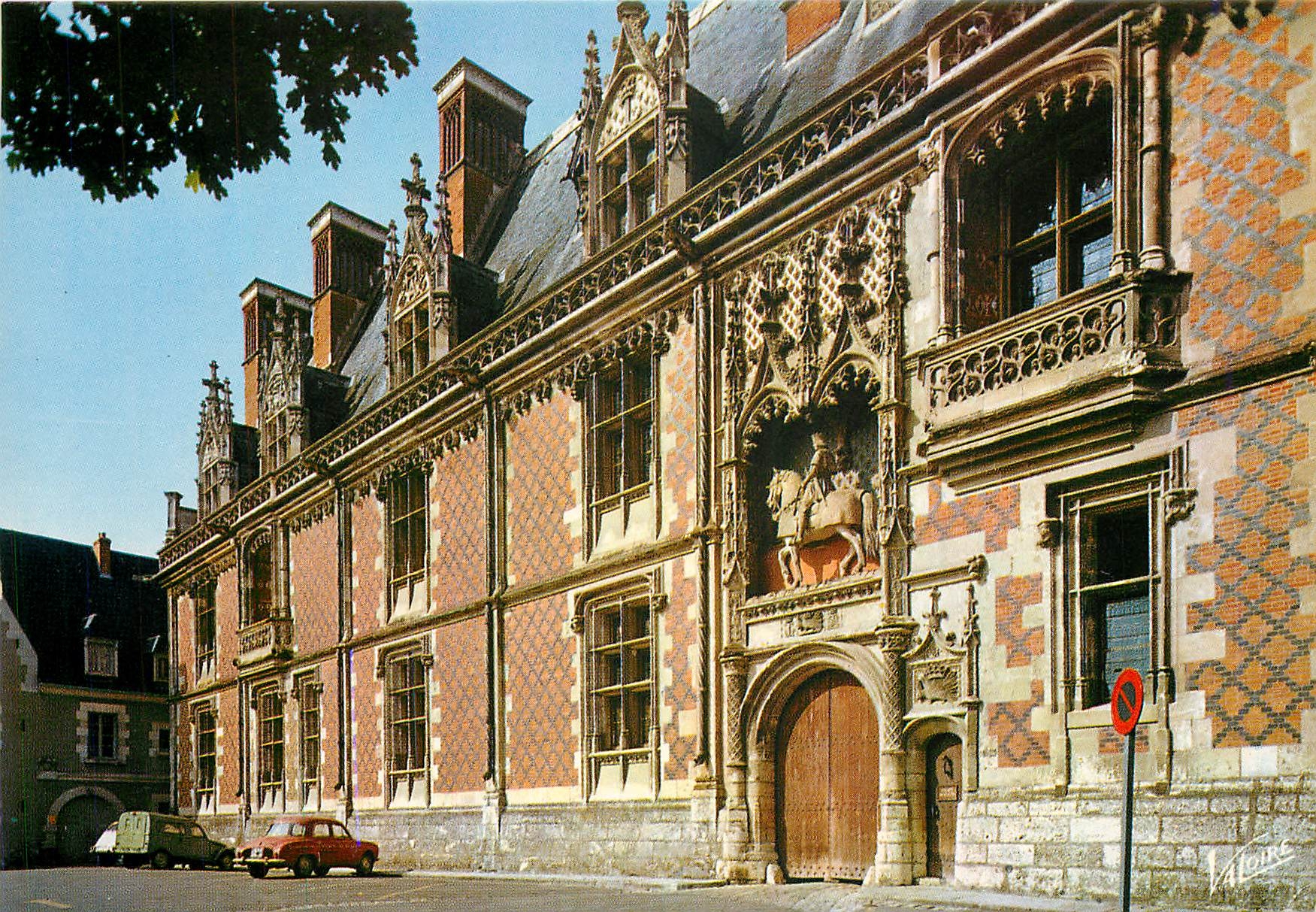 CPM Les Merveilles du Val de Loire Blois (Loir et Cher) l'entree du chateau l'aile Louis XII