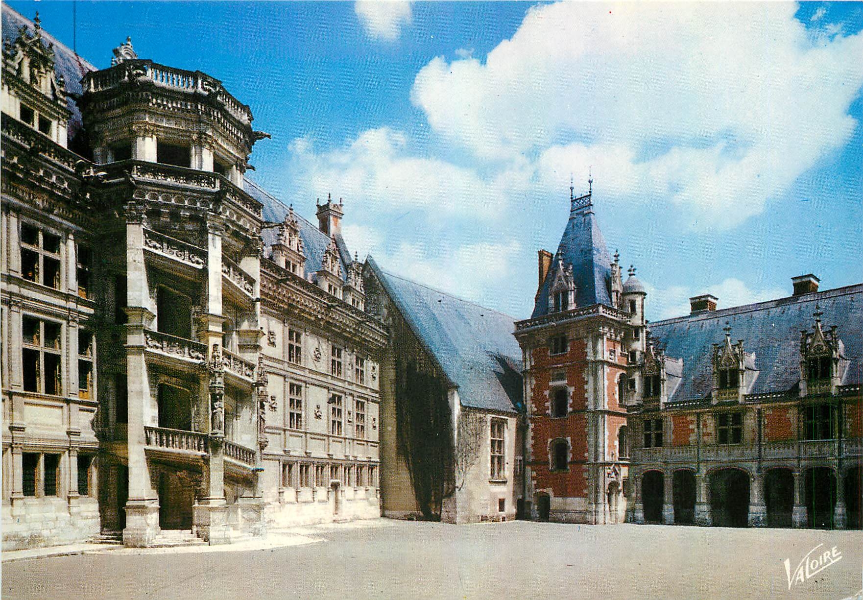 CPM Les Merveilles du Val de Loire Blois (Loir et Cher) La cour d'honneur du chateaul'aile et l'esca