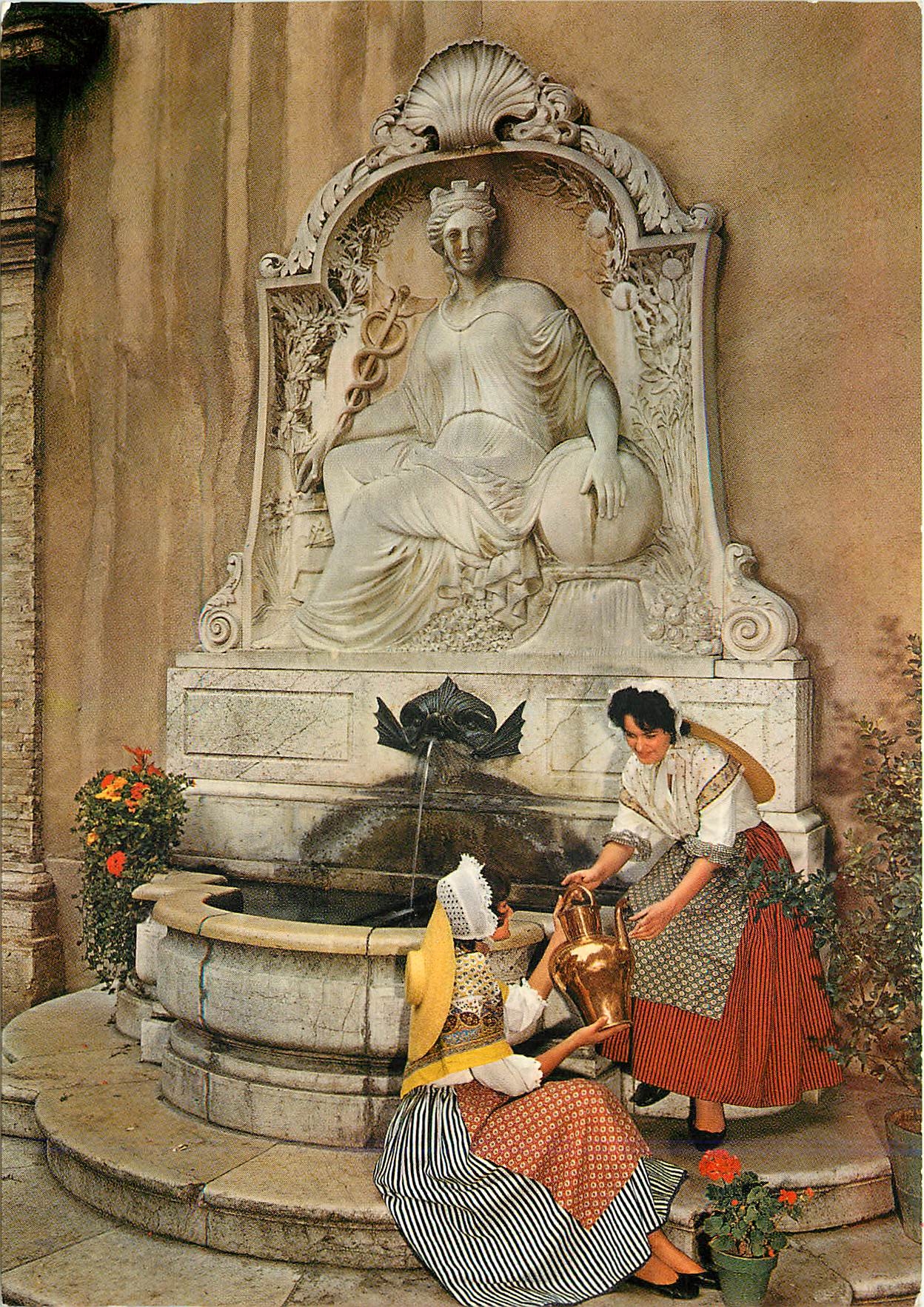 CPM Grasse La Fontaine de la Cour d'Honneur de la Mairie Juenes fille en costume local