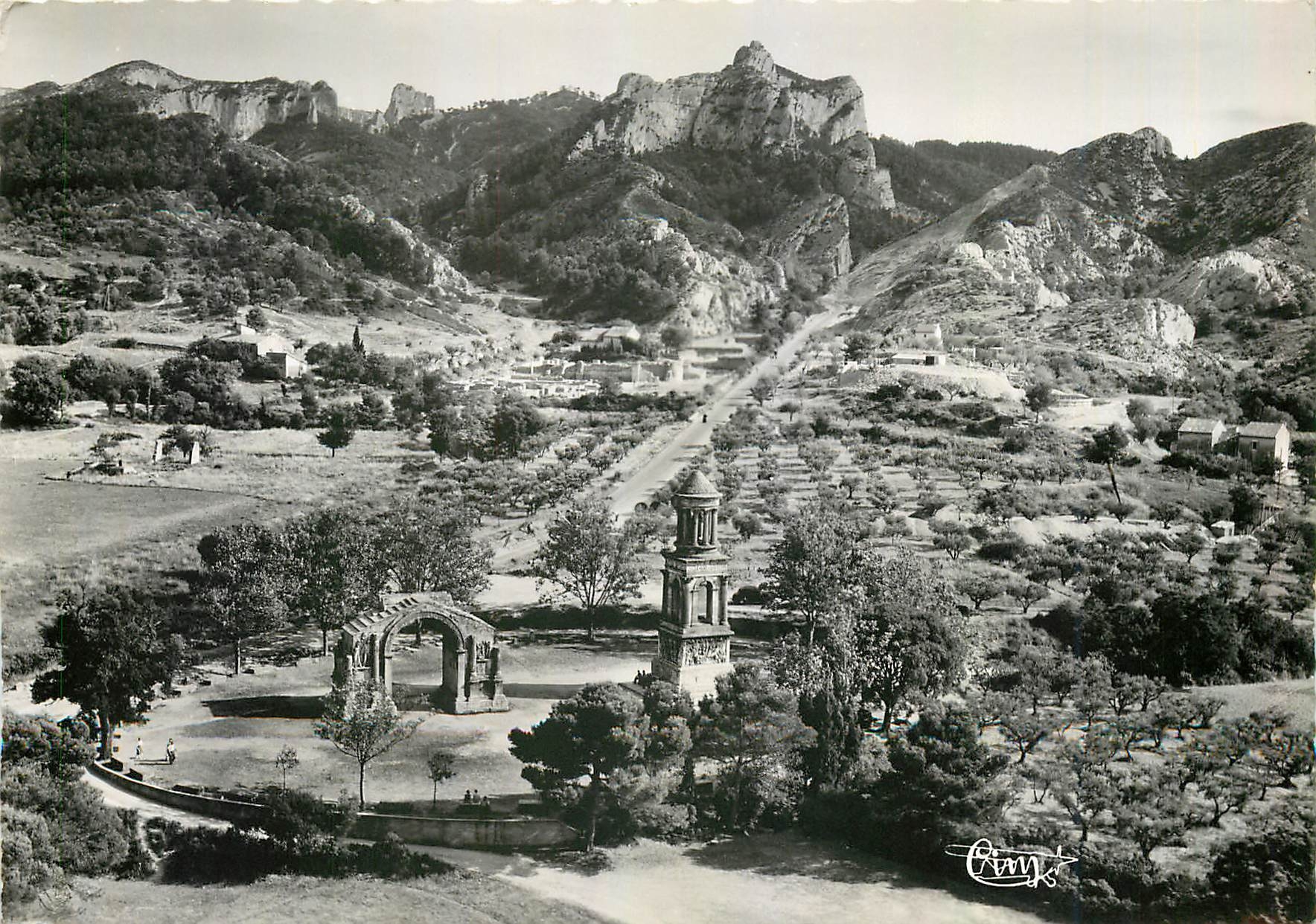 CPM St Remy de Provence (B de Rh) Vue aerienne sur les Antiques les  Ruines Romanes de Glanum et le 