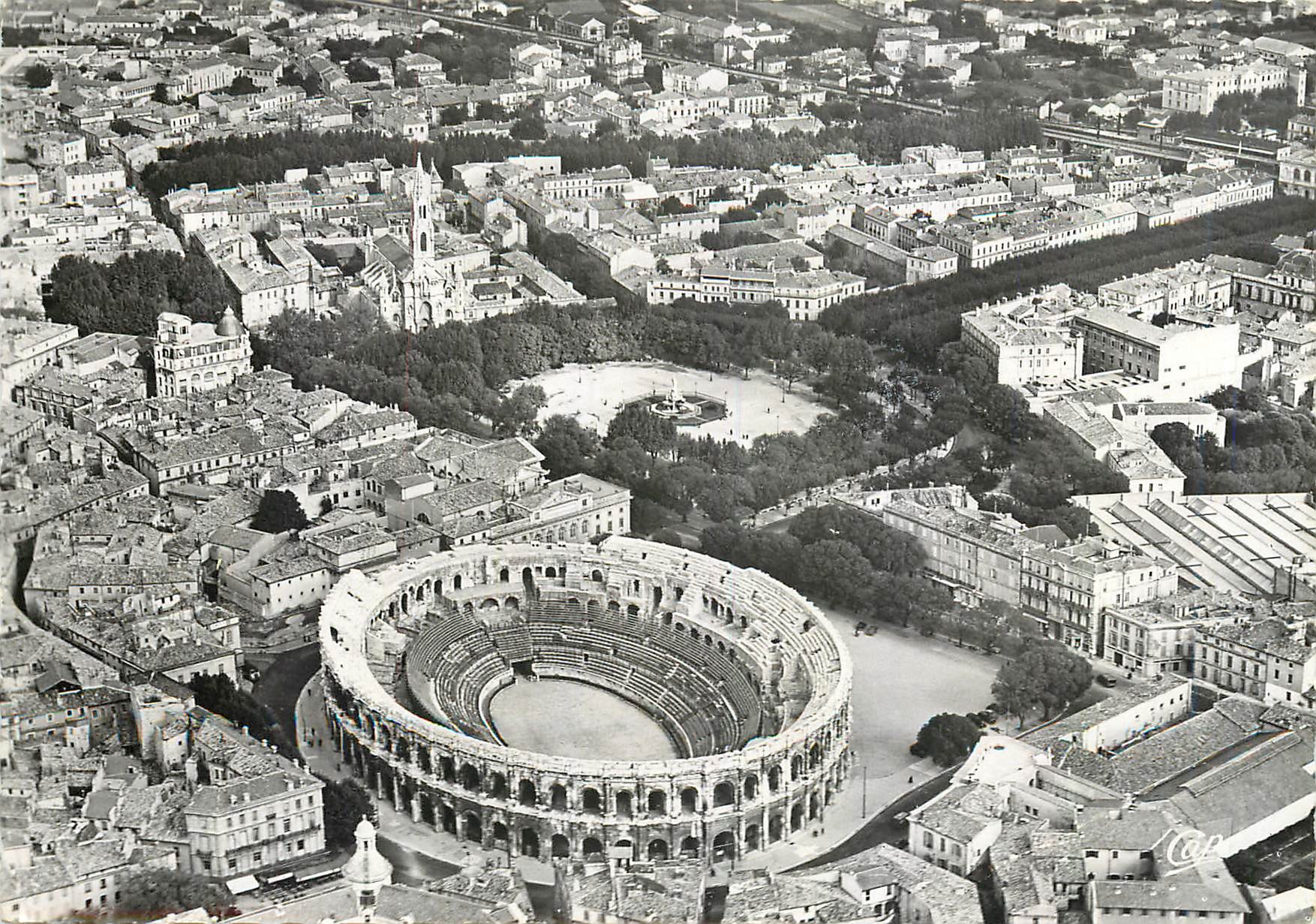 CPM Nimes Vue aerienne sur les Arenes et la ville 