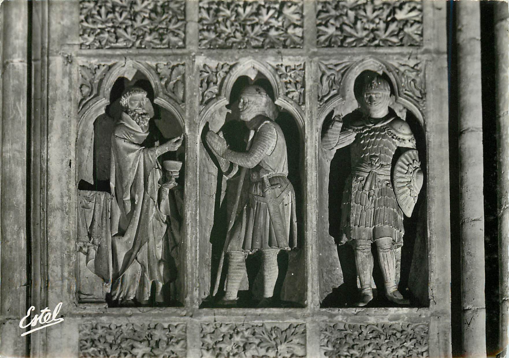 CPM La Cathedrale de Reims Statue inteiruers du Portail Central de la Facade Ouest la Communion du C