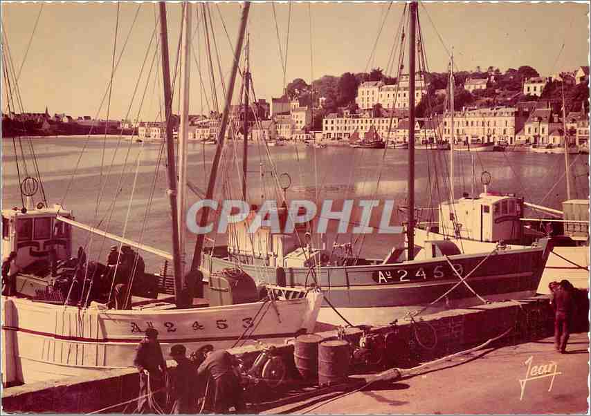 CPM La Bretagne Audierne (Finistere) Le port Thoniers au repas