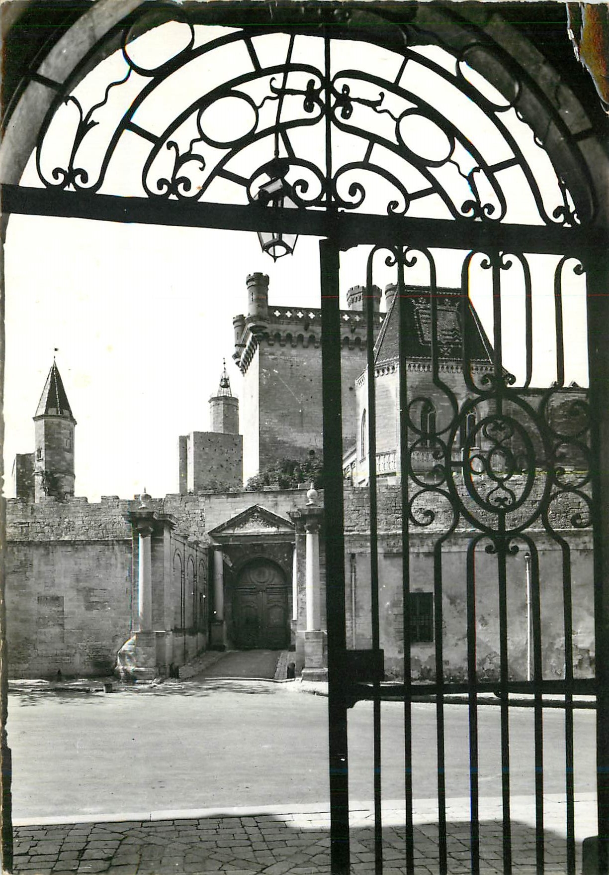CPM Uzes (Duche de France) (Gard) Residence de la Maison d'Uzes depuis plus de 10s l'Entree du Duche