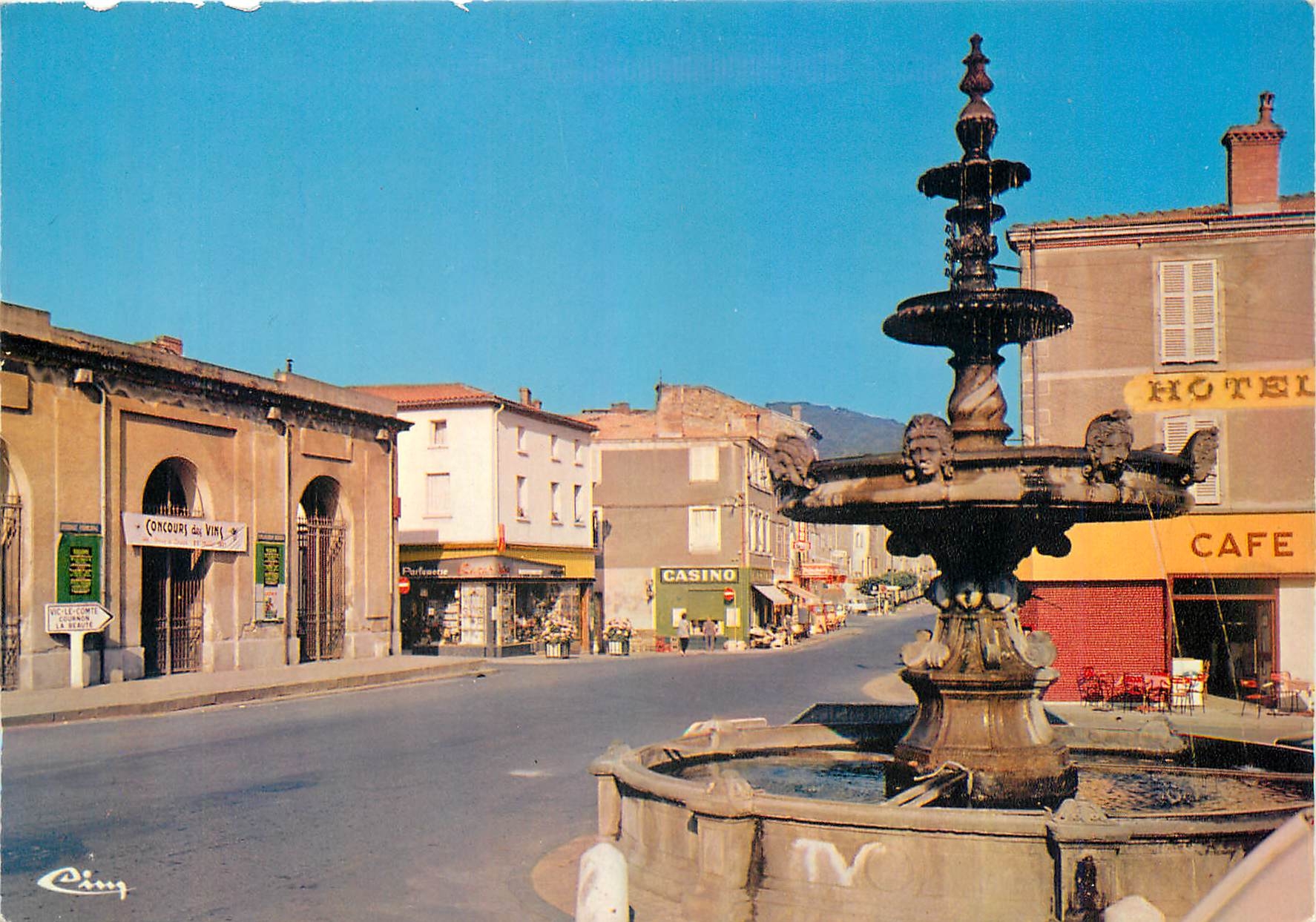 CPM Billlom (P de D) La Place la Fontaine la Halle