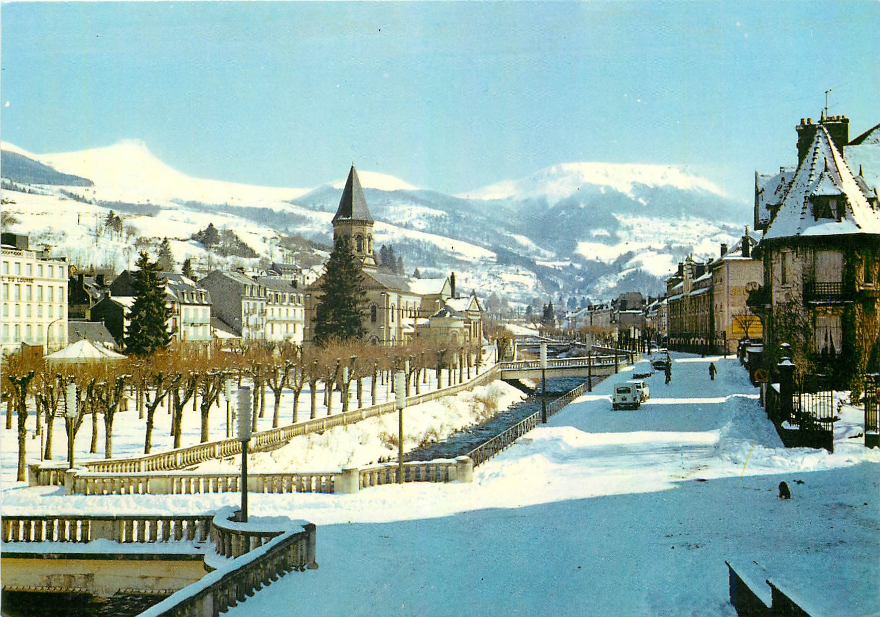 CPM L'Auvergne touristique la Bourboule (alt 852 m) le Quais de la Quais de la Dordogne La Banne d'O
