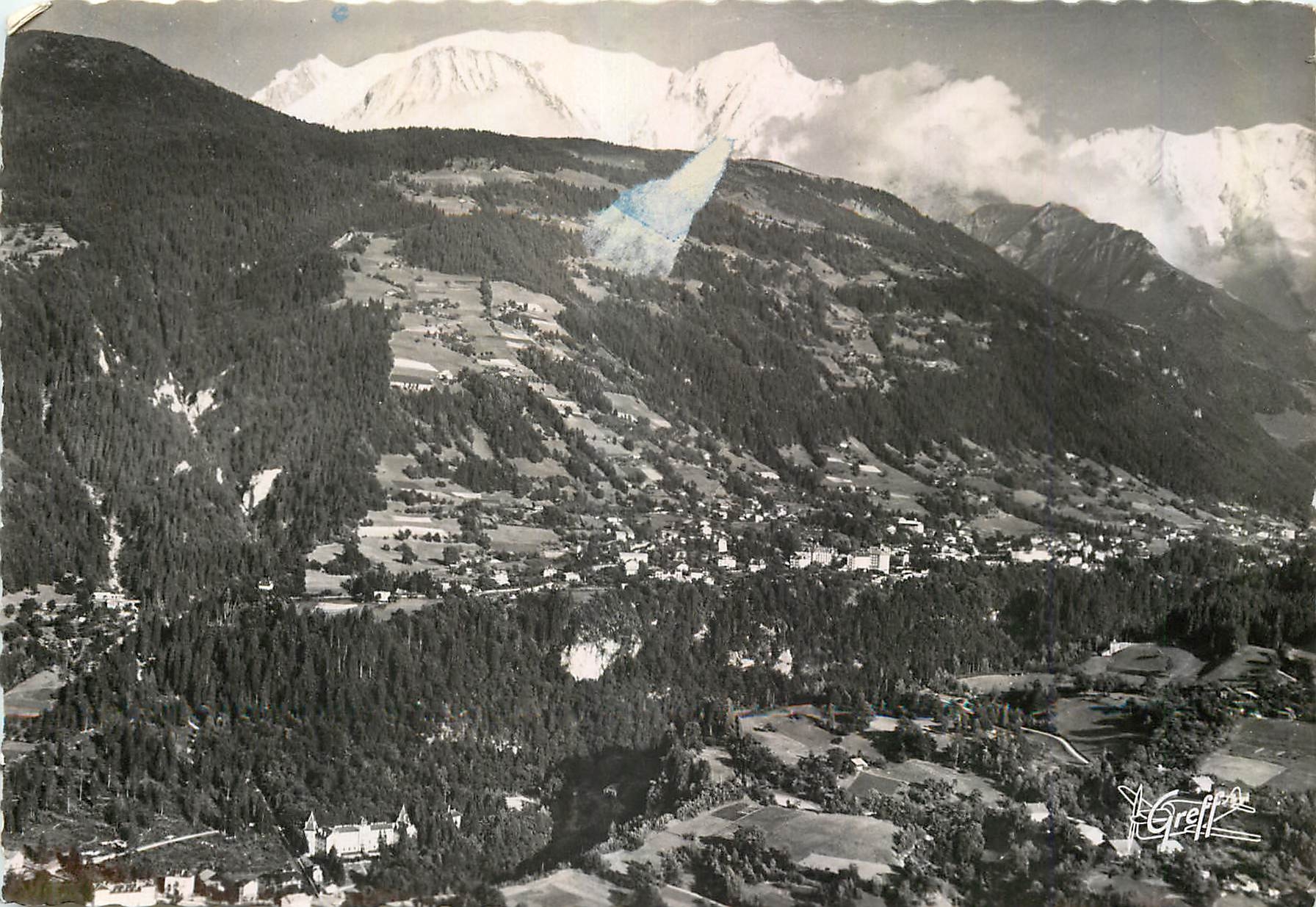 CPM En Savoie Saint Gervais les Bains vue aerienne la ville et le massif du Mont Blanc