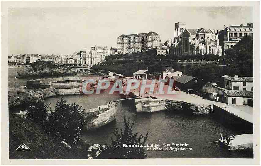CPM Biarritz Eglise Ste Eugenie et Hotel d'Angleterre