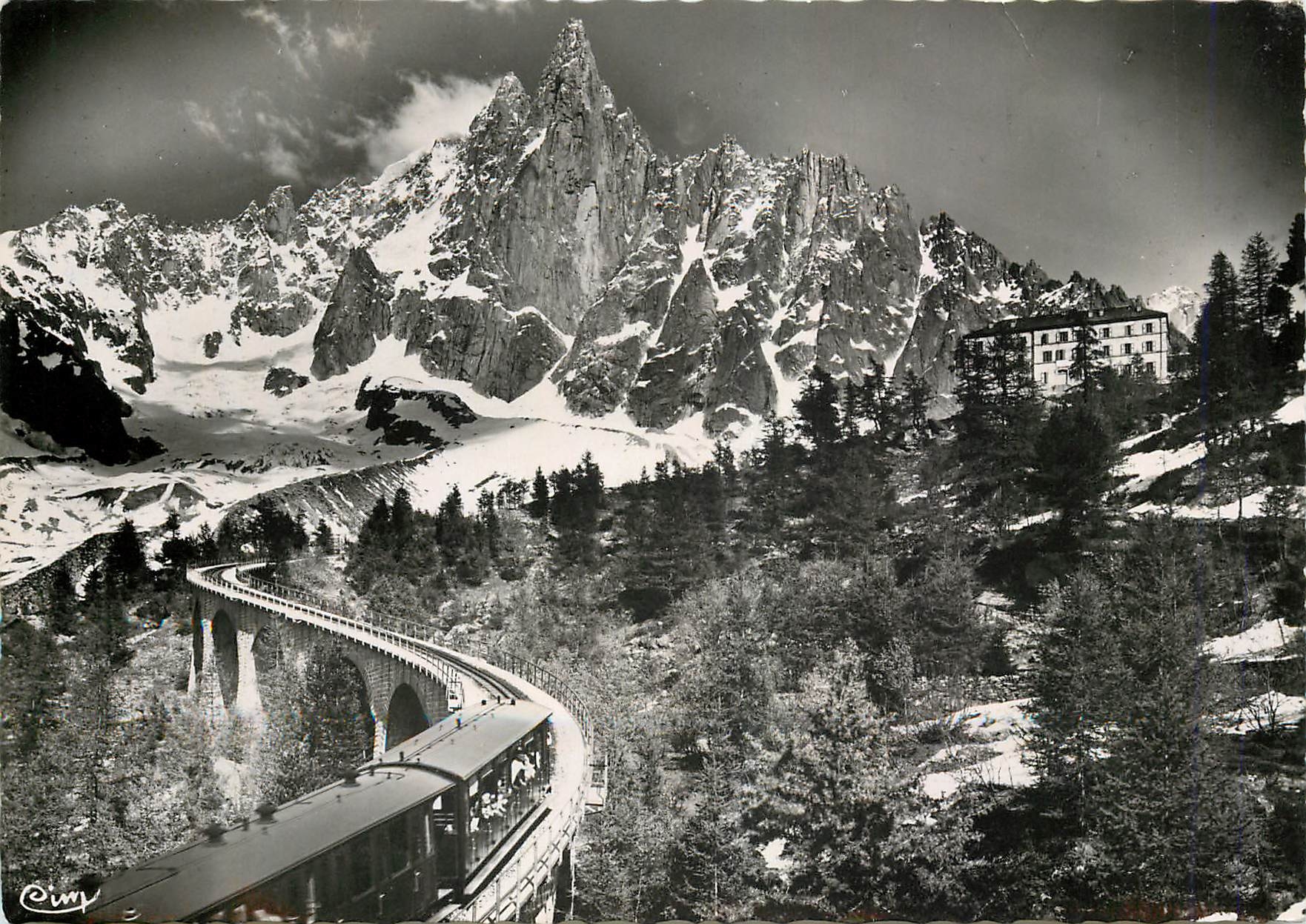 Chamonix - Mont-Blanc (Hte-Savoie) — La Mer de Glace (alt. 1913 m.) et l'Hôtel du Montenvers — Photographie Véritable