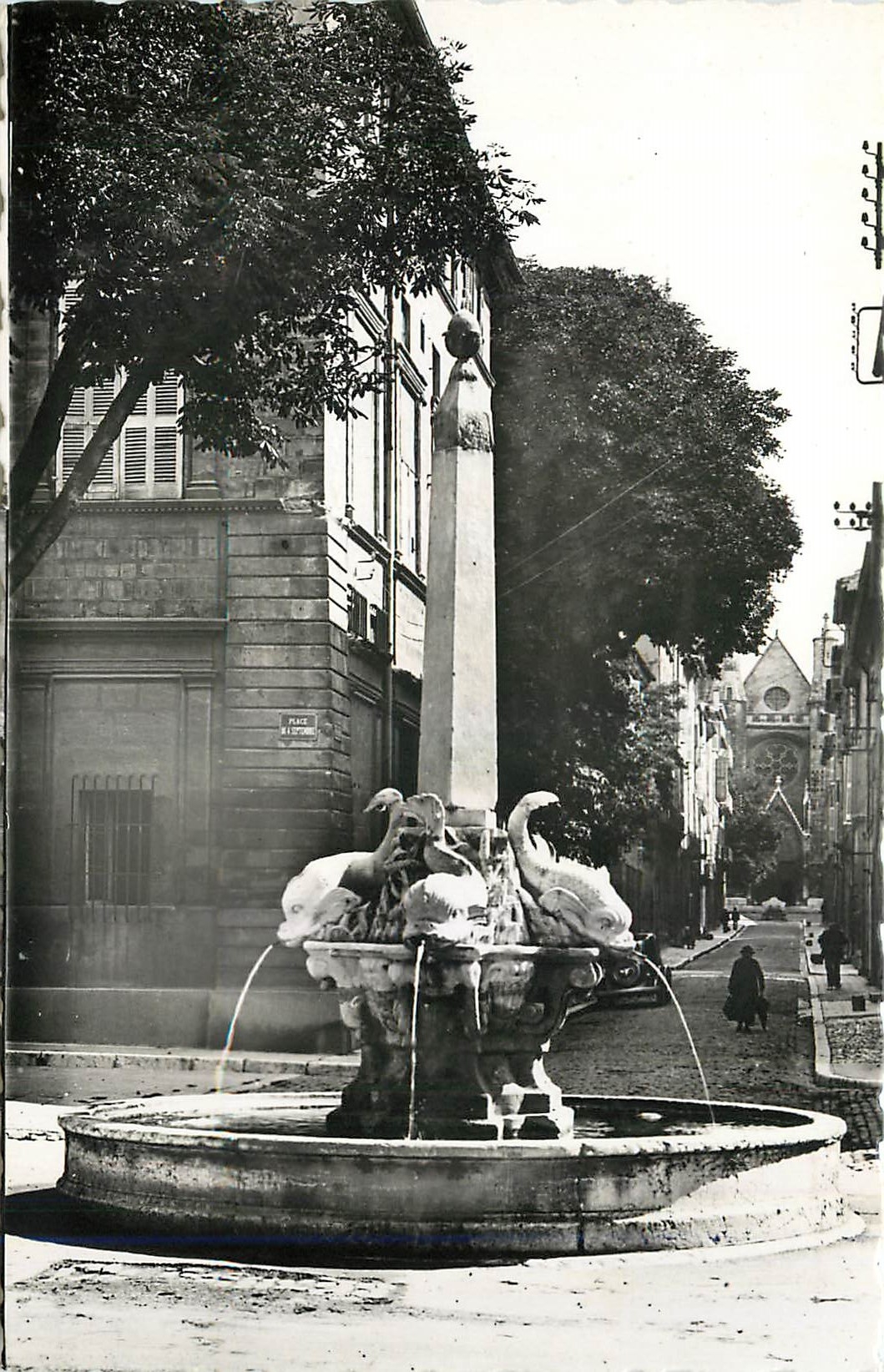 CPM Aix en provence La Fontaine des Quatre Dauphins et l'Eglise St Jean de Malte