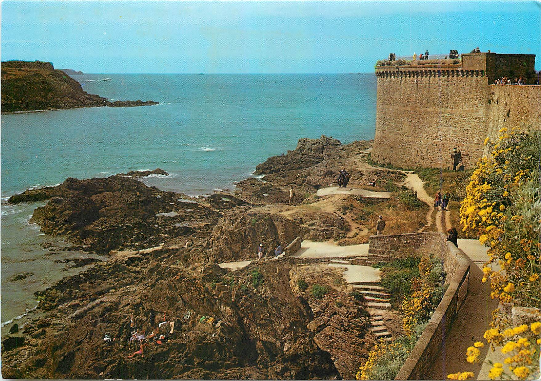 Saint-Malo (Ille-et-Vilaine) — La tour Bidouane (XVe et XVIIe s.) en face, l'îlot du Grand-Bé — Pierre Artaud & Cie, Nantes