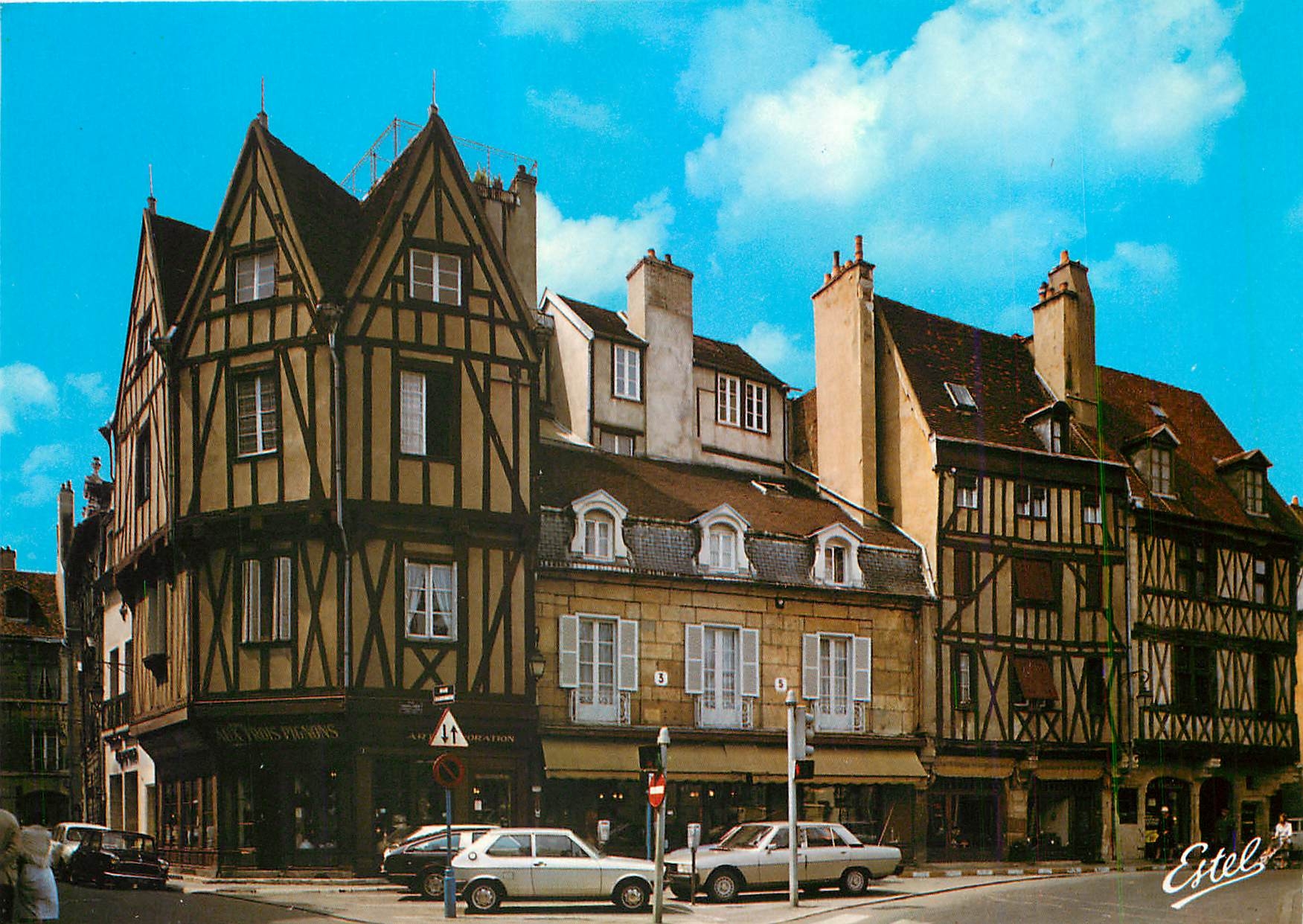 CPM Au pays des grands Crus Dijon (Cote d'Or) Vieilles maisons rue Auguste Comte