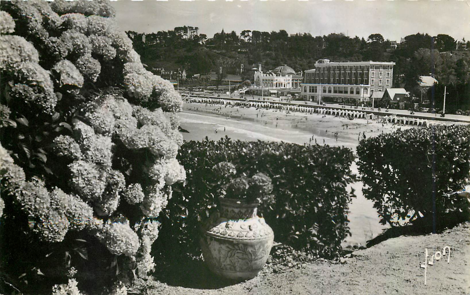 Perros-Guirec (C.-du-N.) — Échoppée fleurie sur la Plage de Trestraou — Éditions d'Art Paris