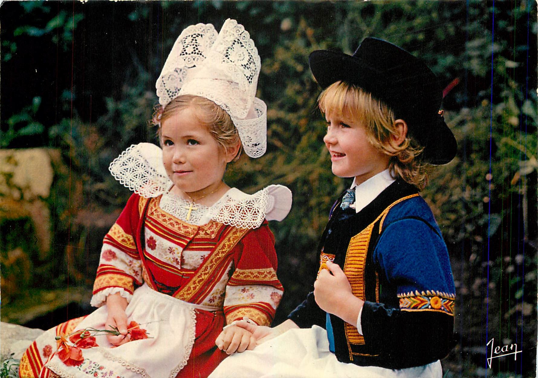 CPM La Bretagne Petits enfants en costume de la region de Fouesnant et de Benodet Folklore