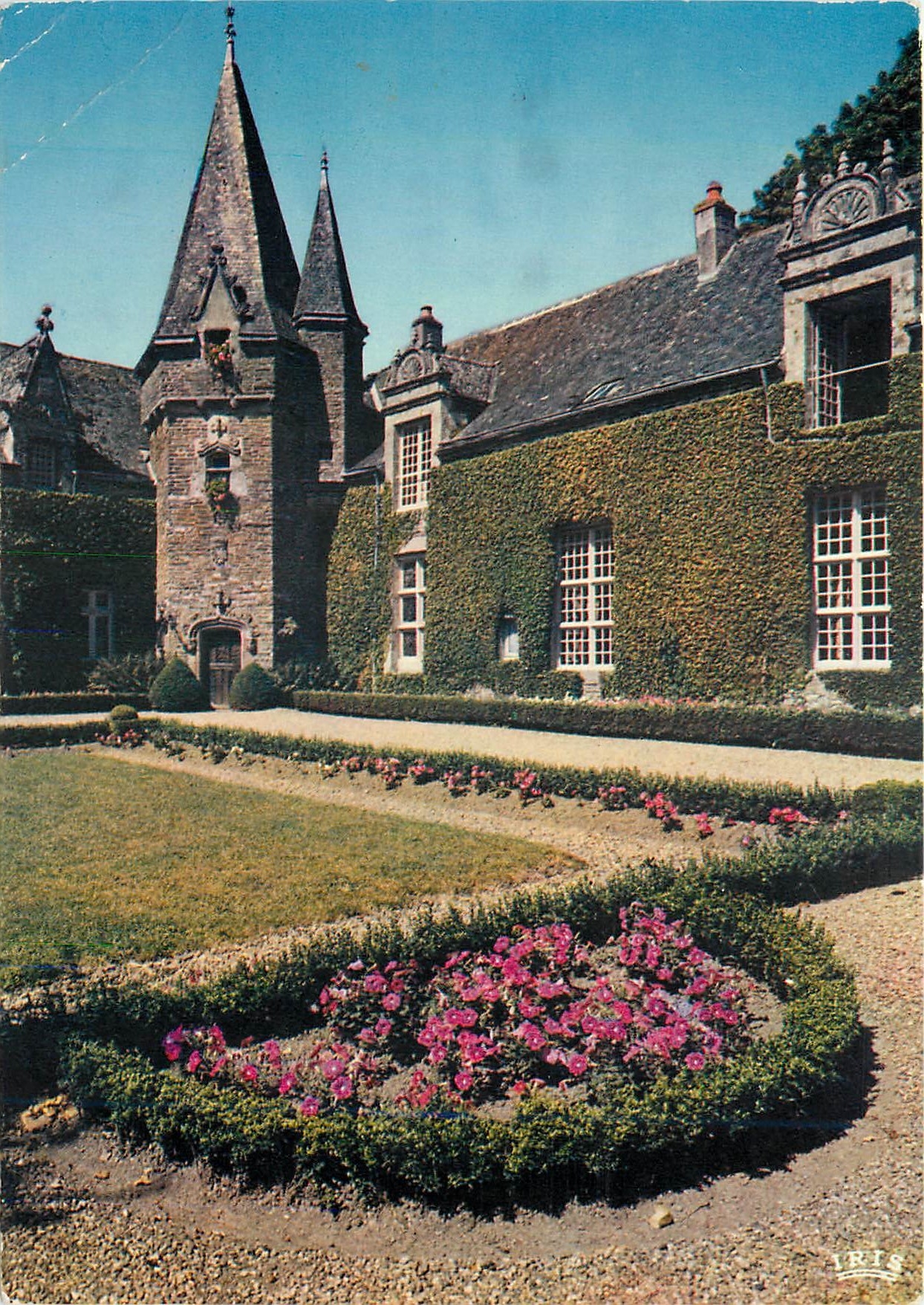 CPM Rochefort en terre  Parterre fleuri dans la cour d'honneur du chateau
