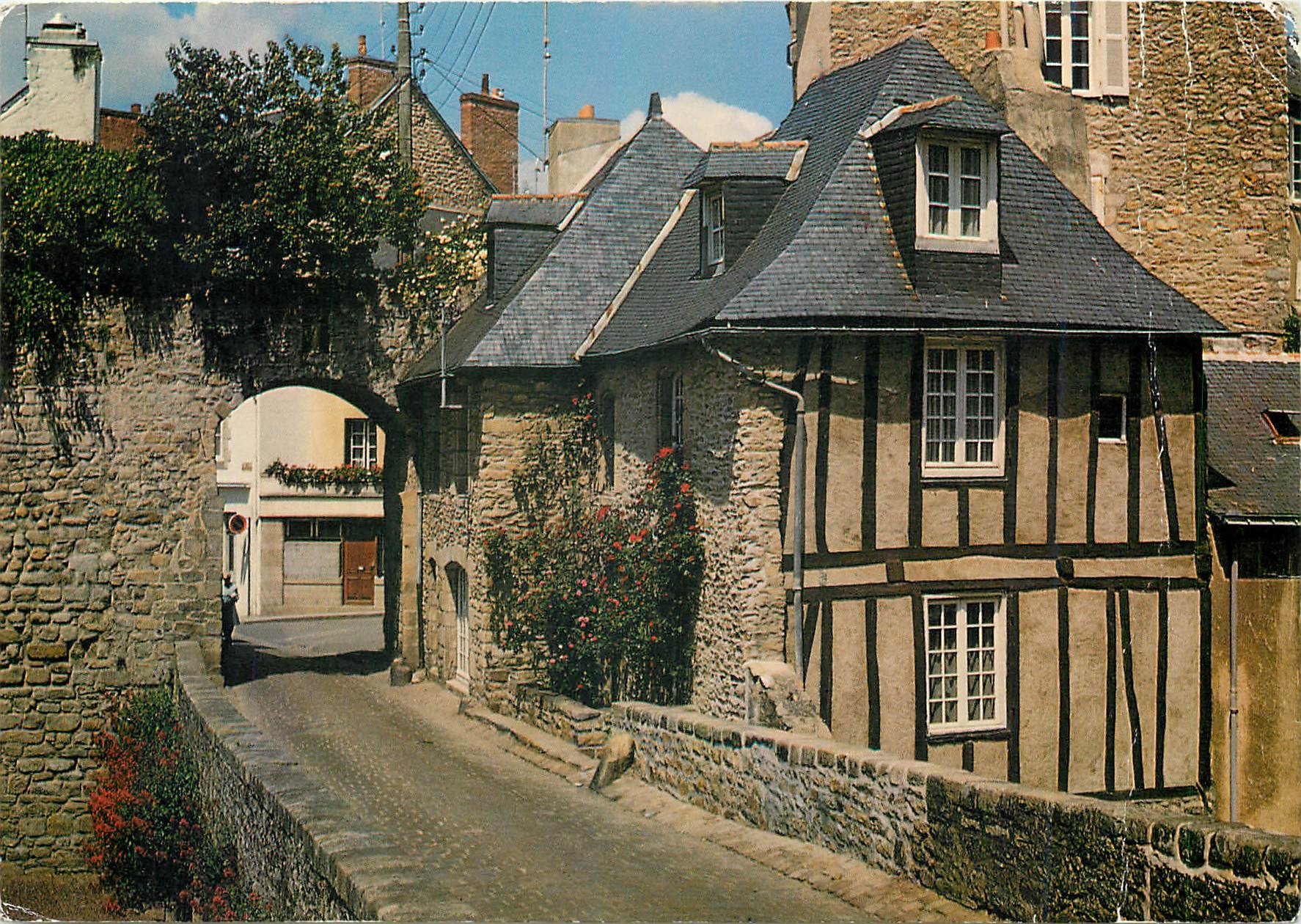 CPM La Bretagne Pittoresque Vannes (Gwened nom breton) Vieille maison pres des jardins rue de la por