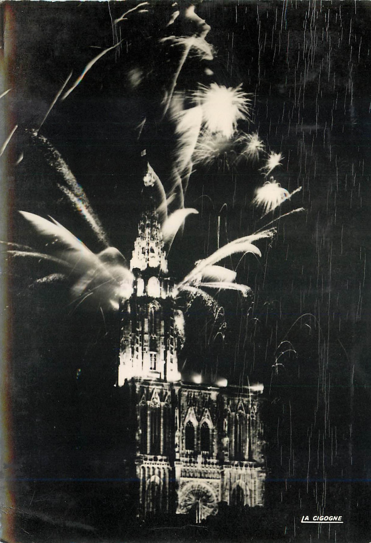 Strasbourg — Cathédrale illuminée sous la pluie — La Cigogne