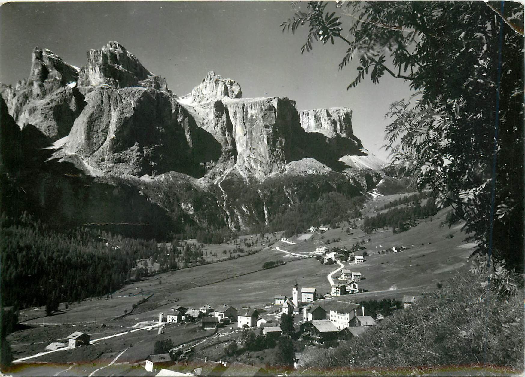 CPM Colfosco (m.1645) verso Gruppo Sella Alla Val Badia Dolomili