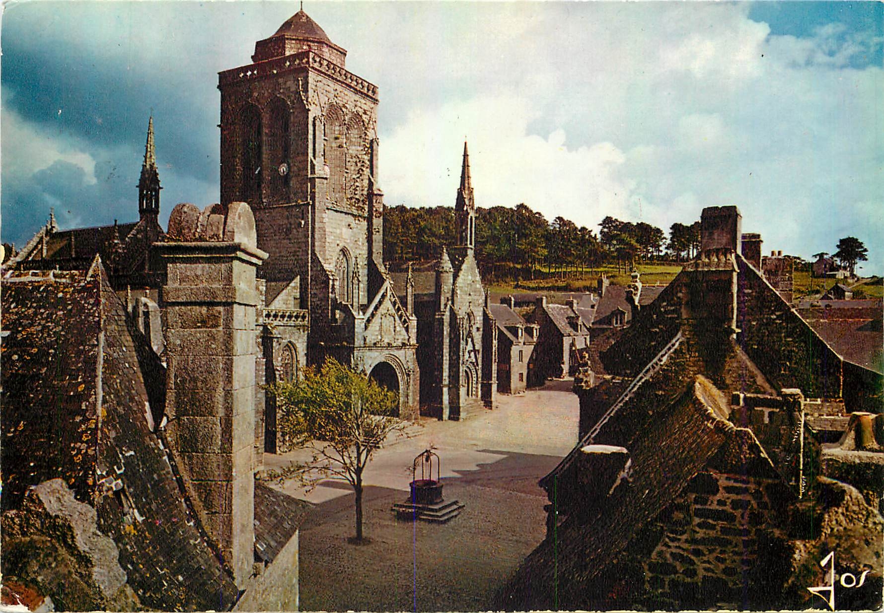 CPM Bretagne Locronan (Finistere) Ensemble de la place l'Eglise du XVe siecle et les vieilles maison