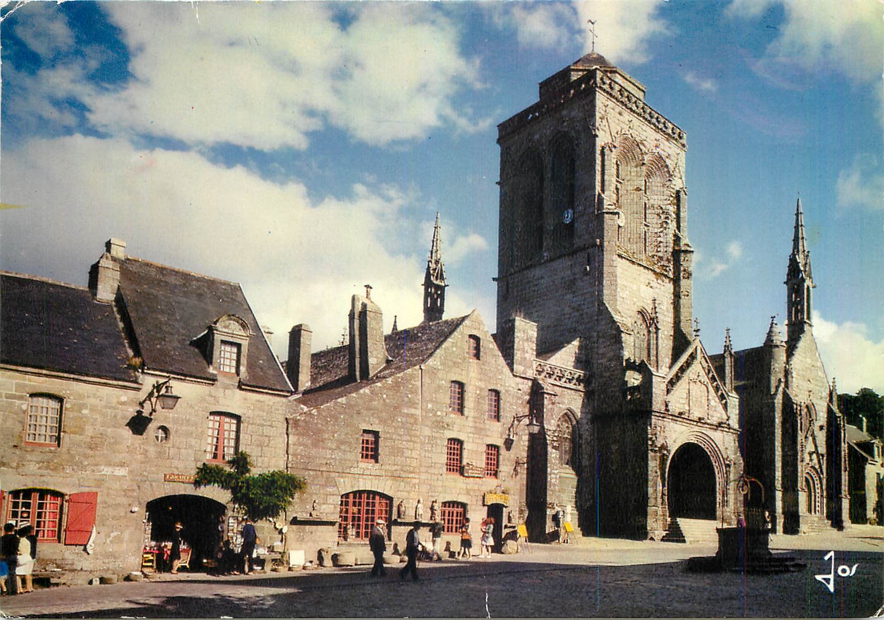 CPM Bretagne Locronan (Finistere) Ensemble de la place l'Eglise du XVe siecle et les vieilles maison