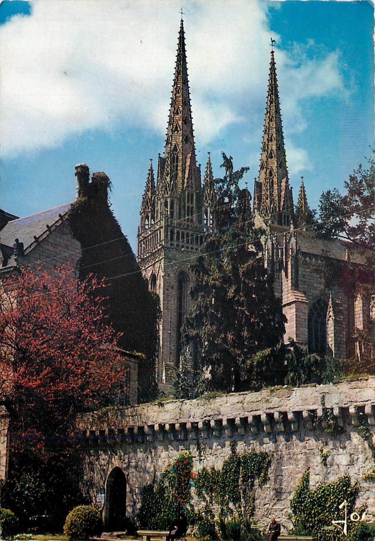 CPM Bretagne Quimper (Finistere) Les fleches de la cathedrale au dessus des remparts