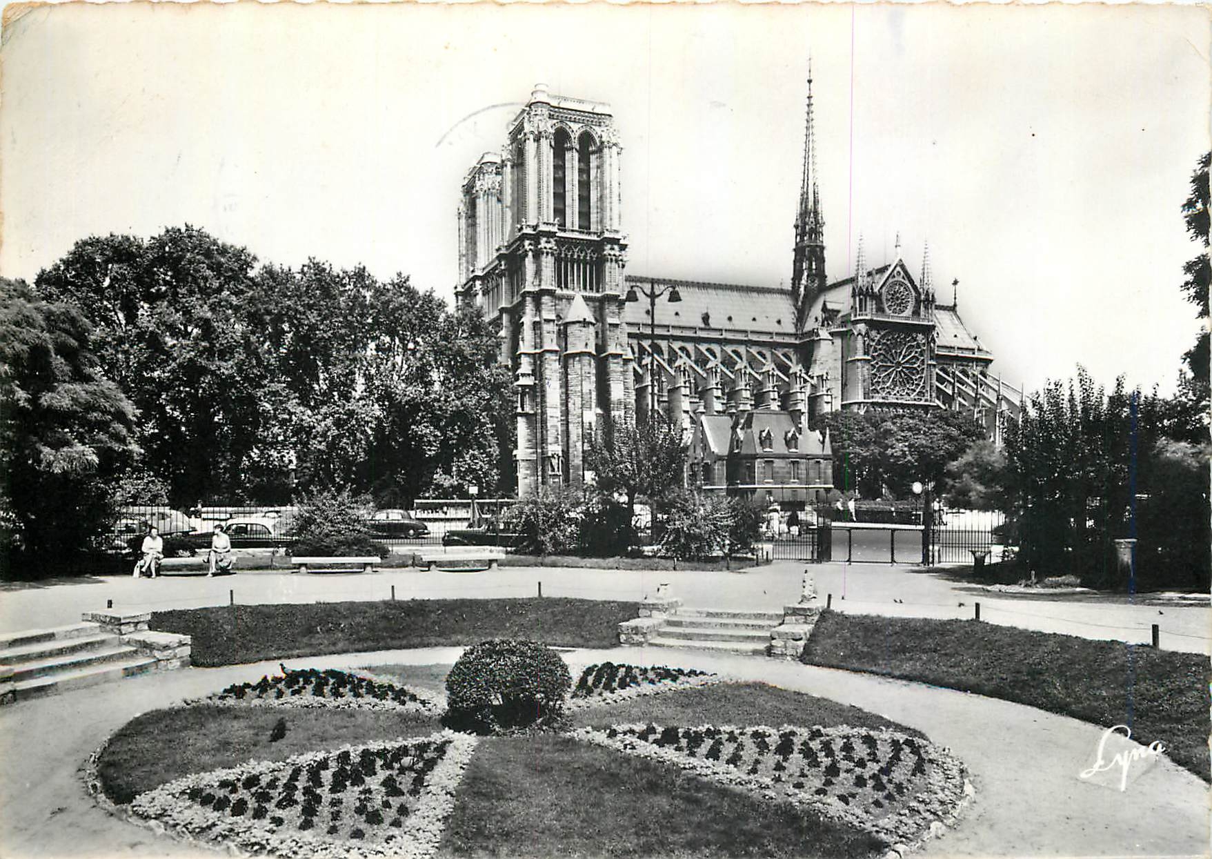CPM Paris La Cathedrale Notre Dame de Paris depuis le Square Viviani