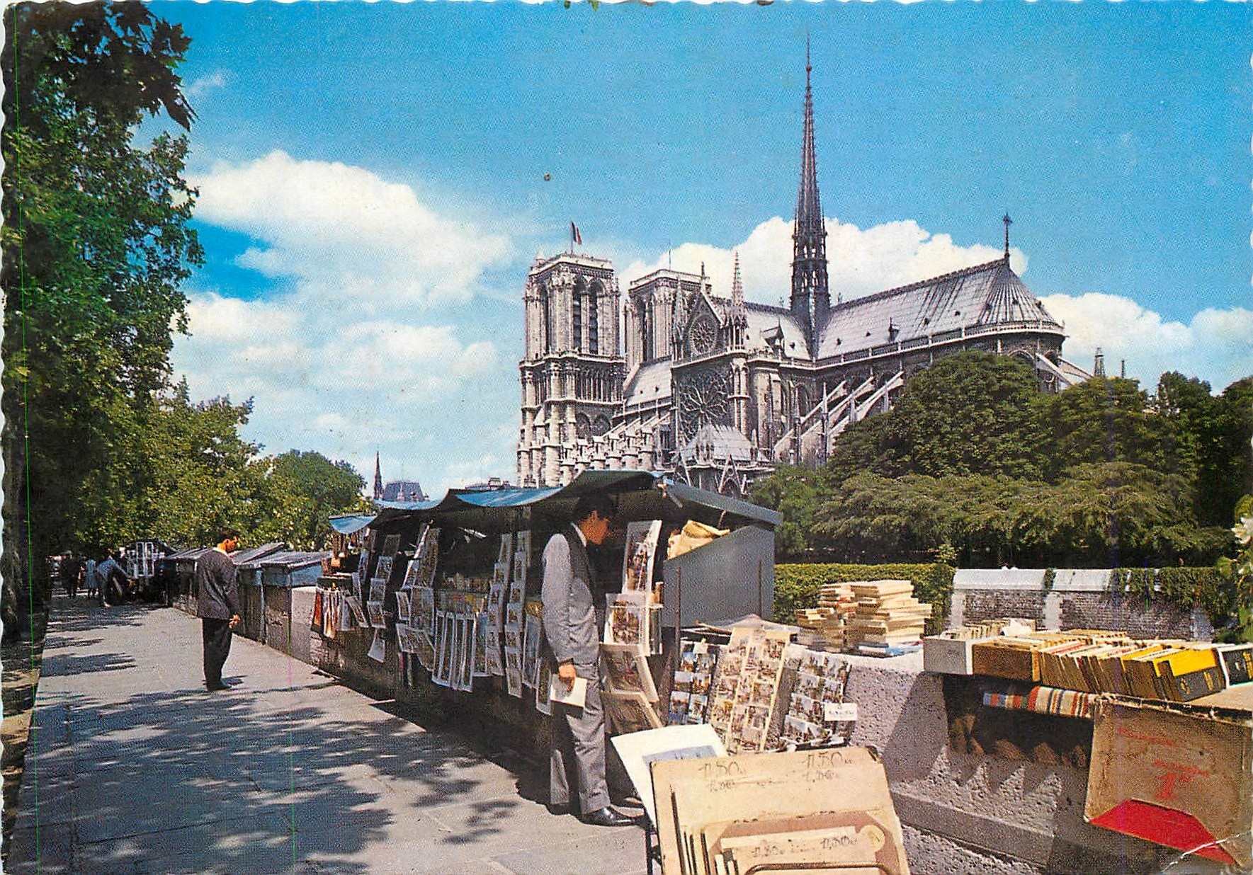 CPM Paris Notre Dame Les Bouquinistes Quai de Montebello