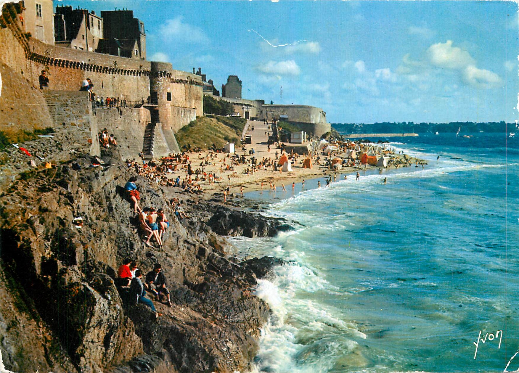 CPM Bretagne Saint Malo (Ille et Vilaine) Les Remparts et la plage de Bon Secours à maree haute