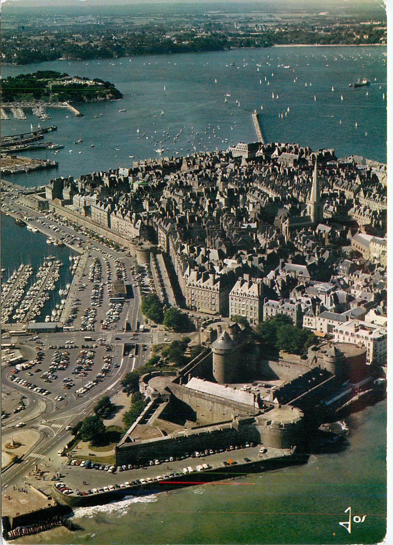 CPM Bretagne Saint Malo Le chateau et les remparts de la ville