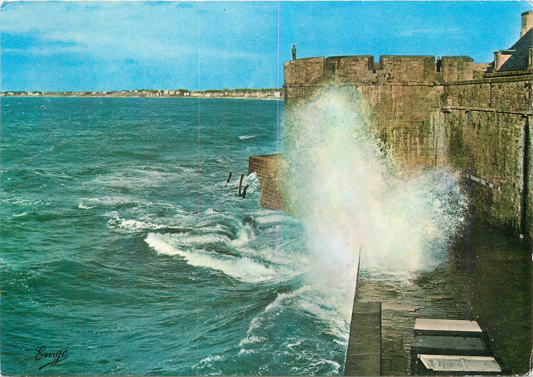 CPM Bretagne Saint Malo Cite corsaire Vague a l'assaut du Chateau