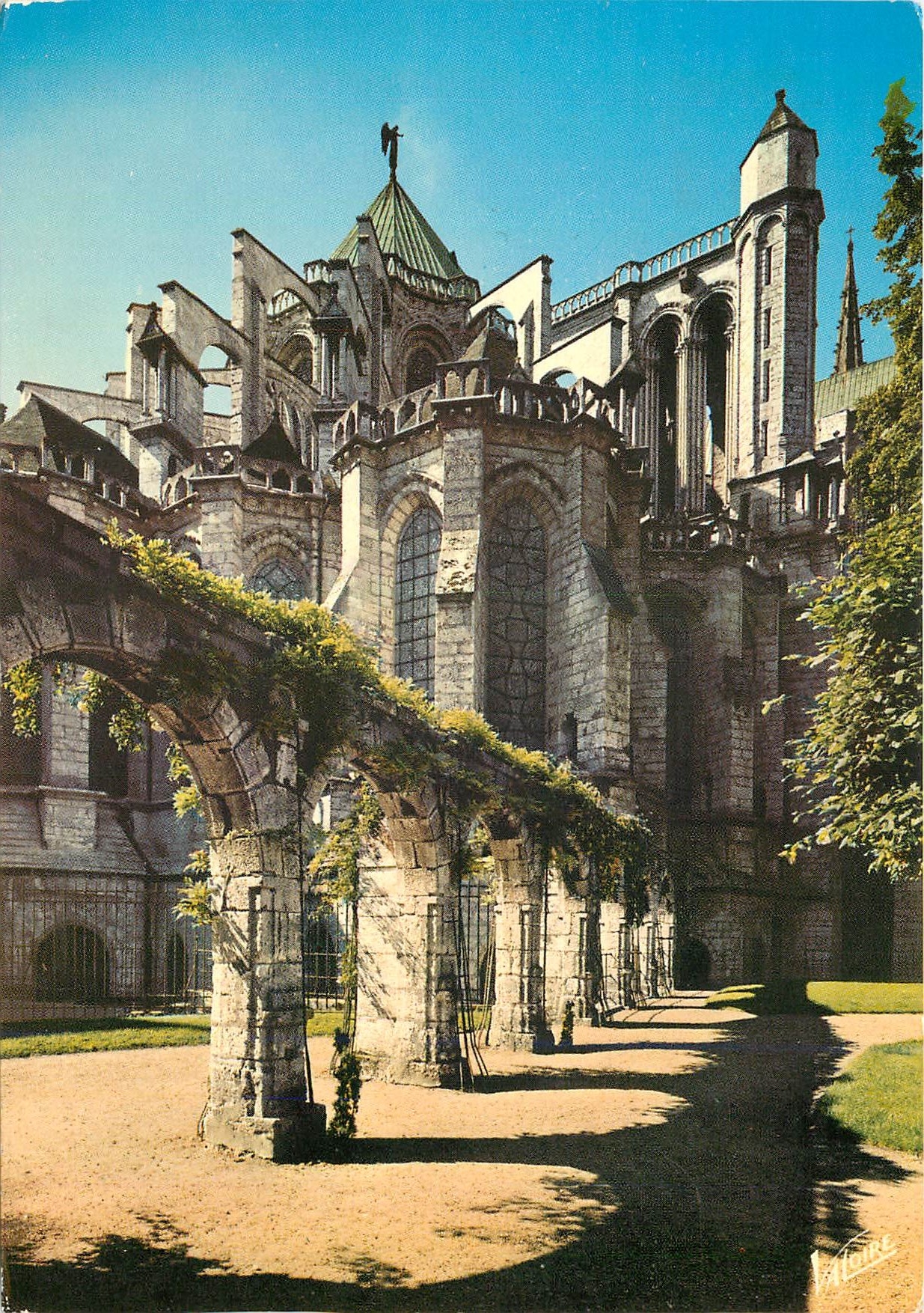 CPM Les Merveilles de chartres (Eure et Loir) Le chevet de la cathedrale du XVe s vu du jardin de l'