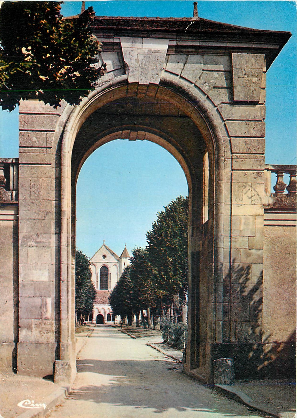 CPM Abbaye de Pontigny (Yonne) Porche duXVIIe s vue sur l'allee